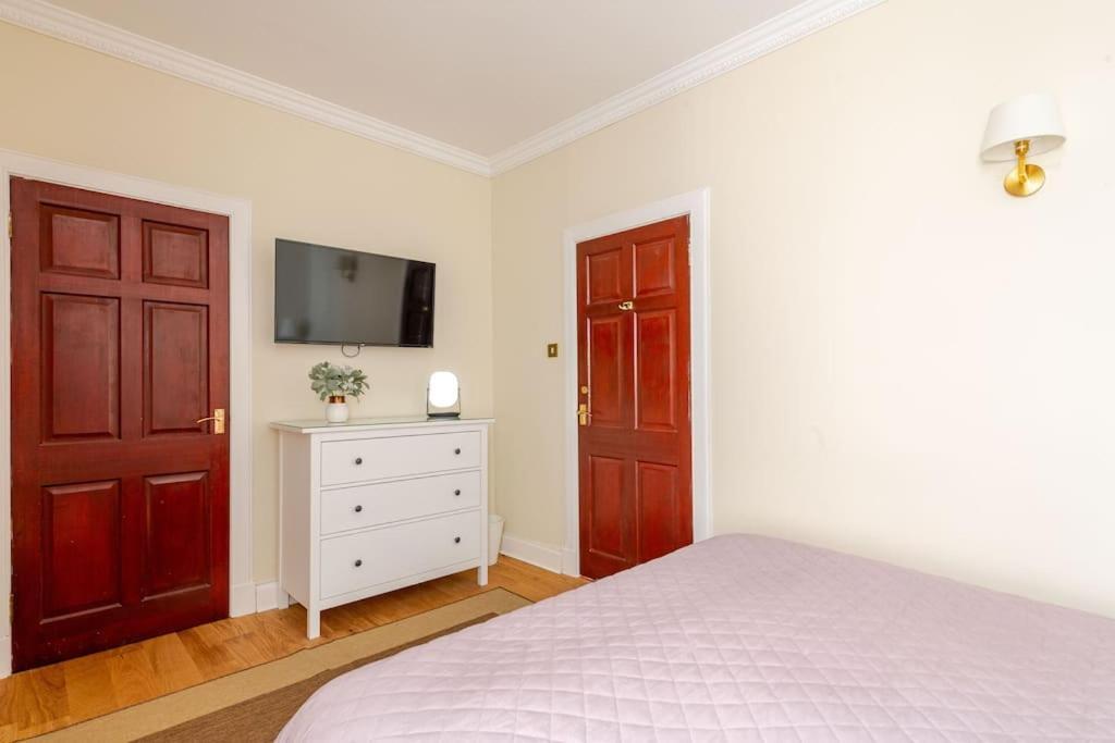 Stunning Royal Mile 2 Bedroom Apartment *