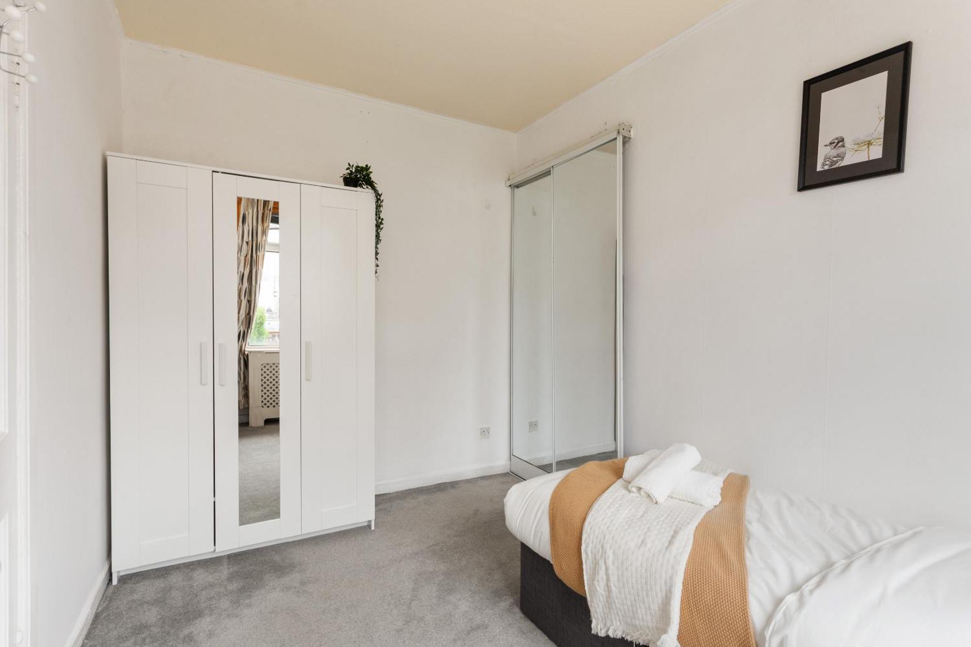 Stunning 2 Bed Free Parking Apartment