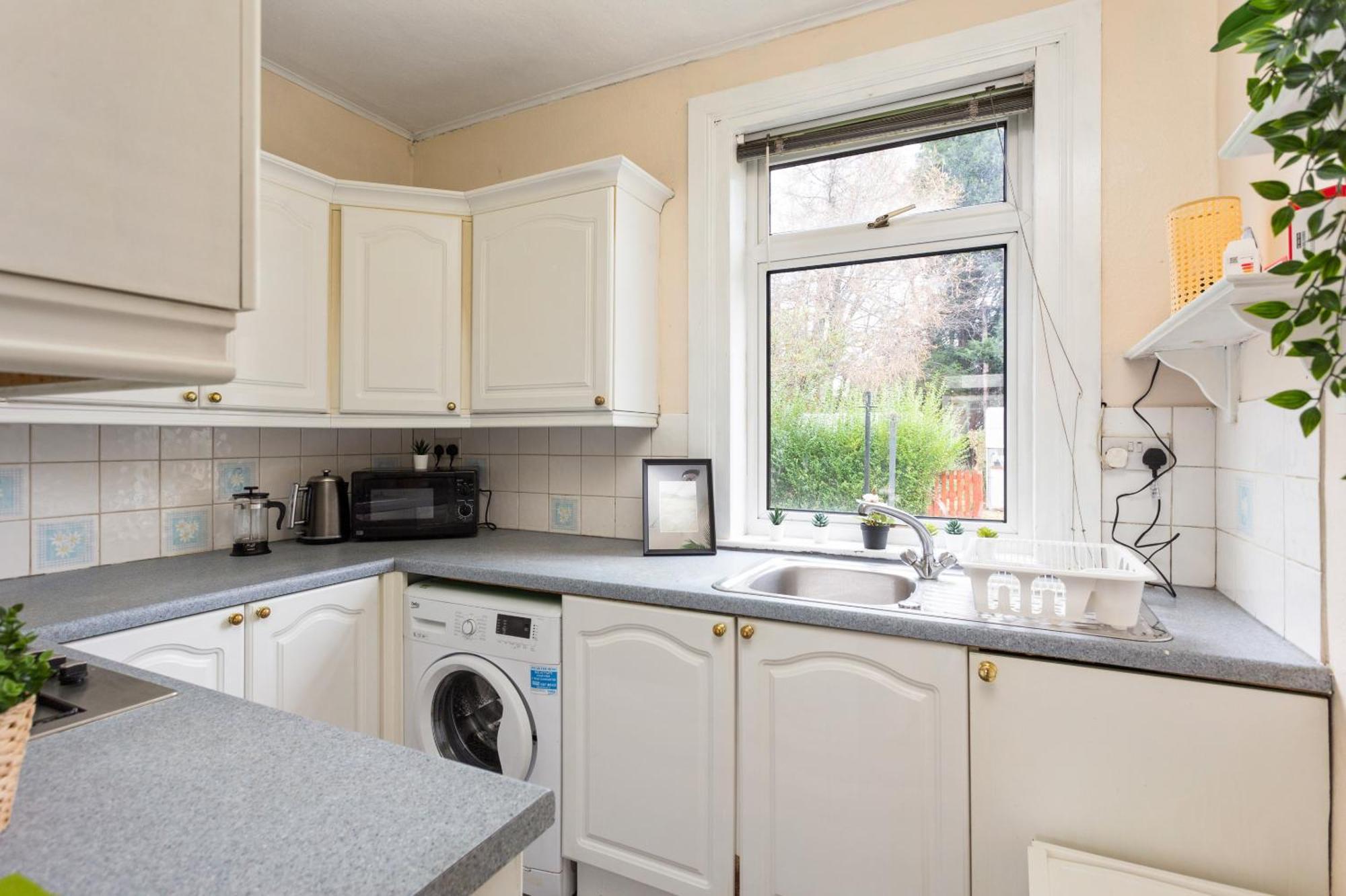 Stunning 2 Bed Free Parking Apartment *