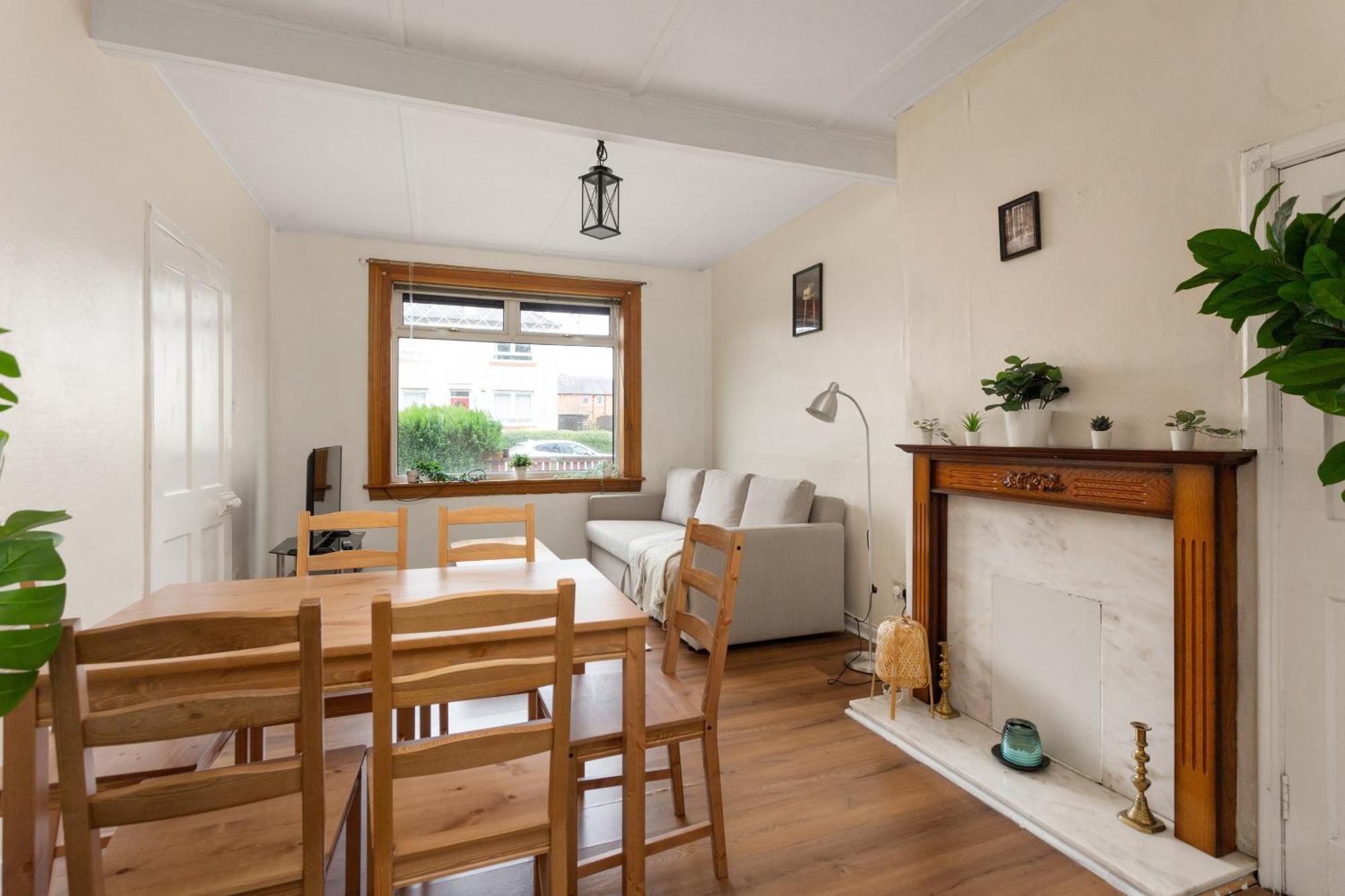 Stunning 2 Bed Free Parking Apartment
