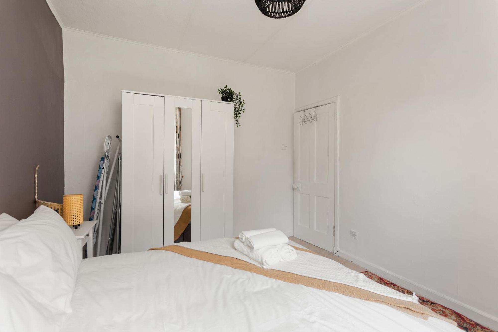 Stunning 2 Bed Free Parking Apartment *