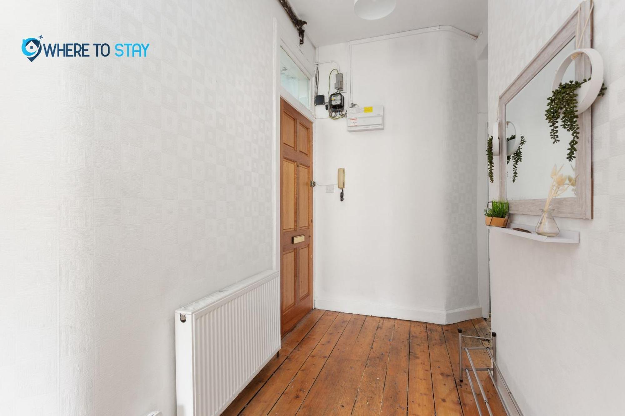 2 Bed - 7 Min Walk Train Station Apartment EDI