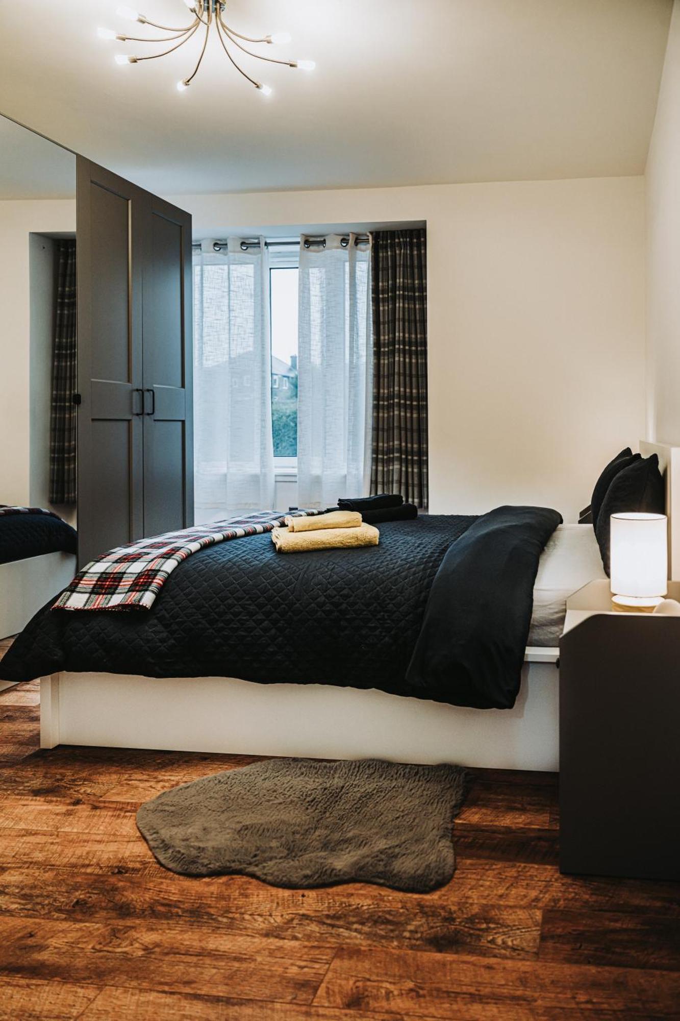 Large Bedroom, Close To Airport And Centre Edinburgh