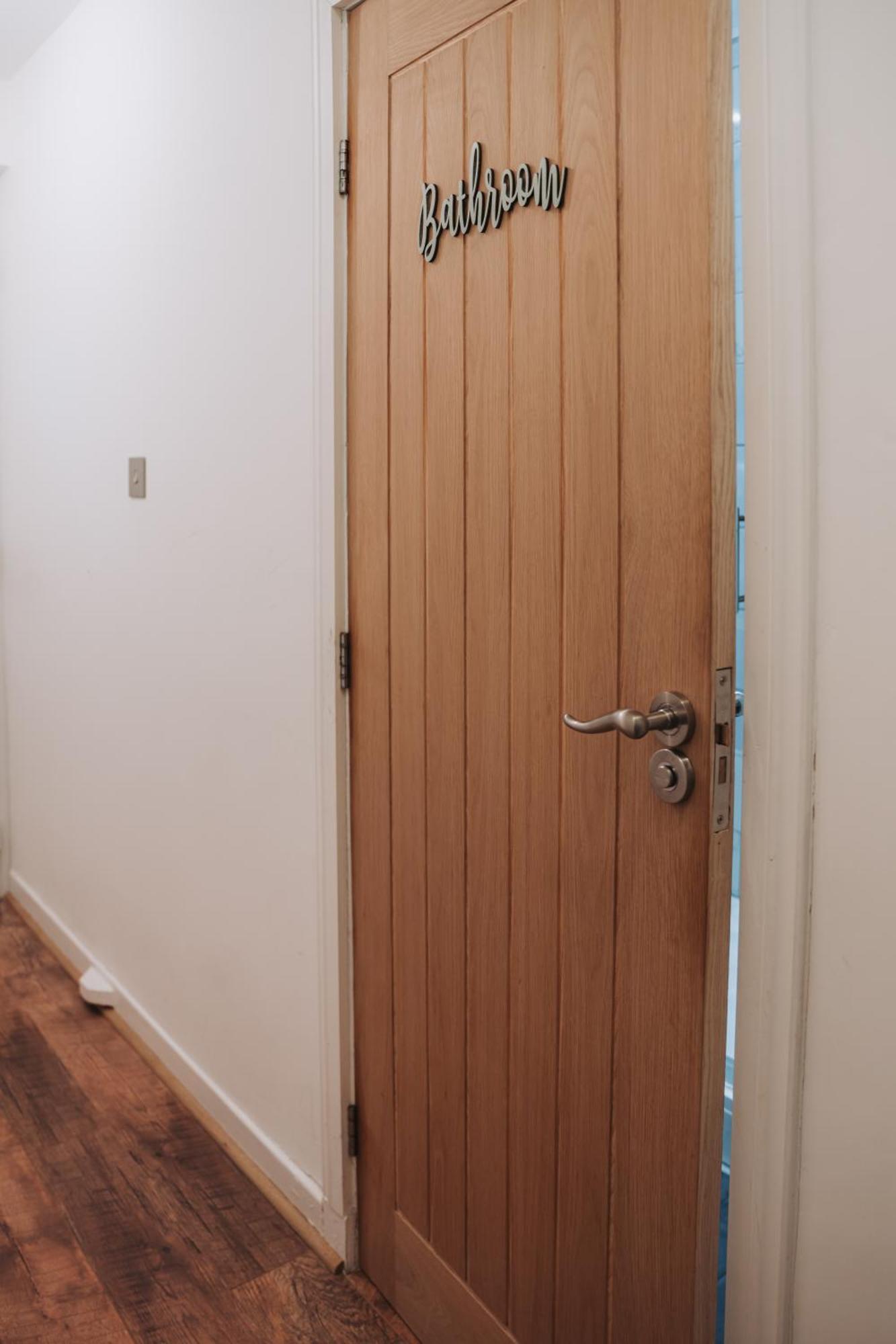 Large Bedroom, Close To Airport And Centre