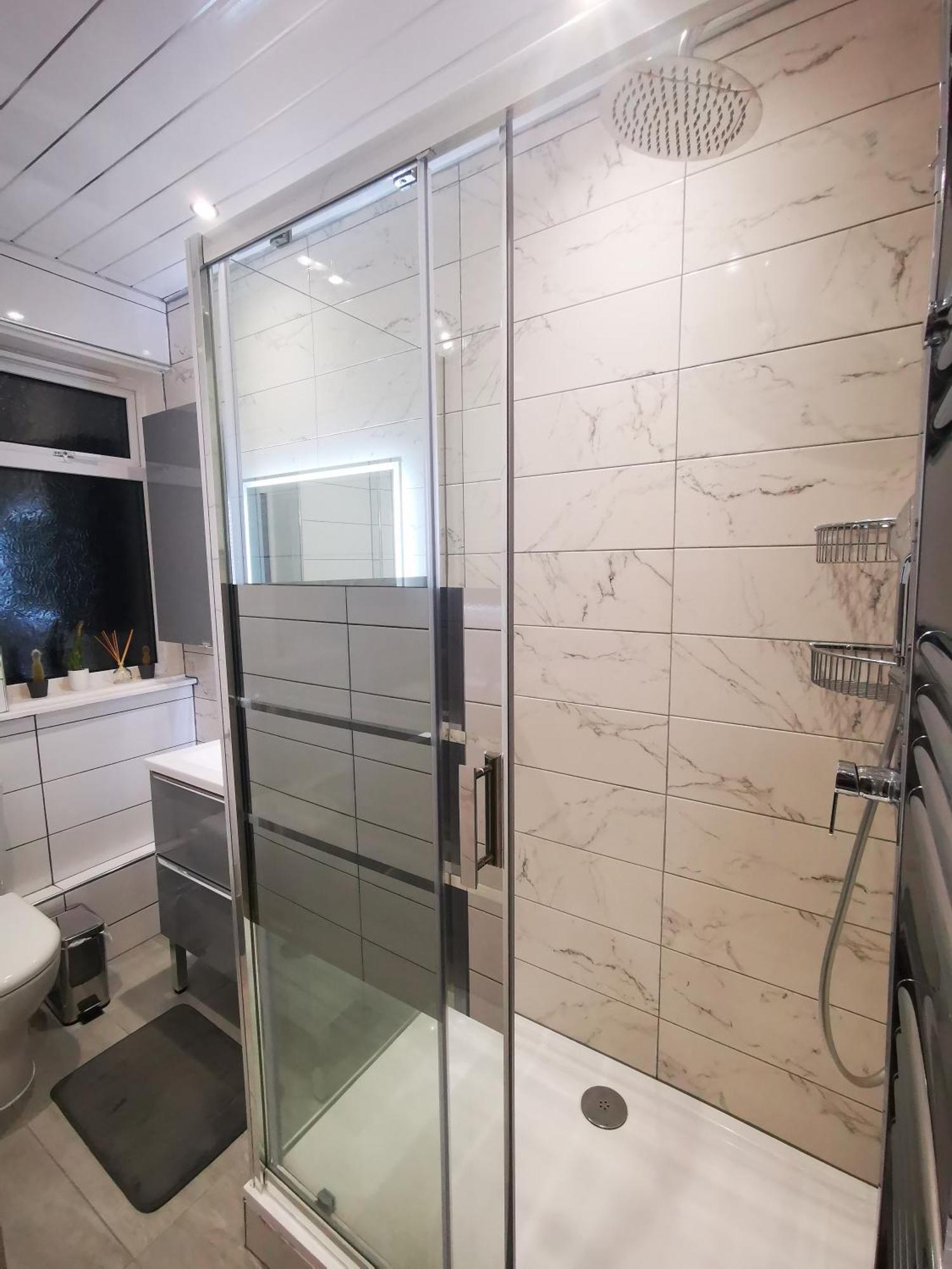 Large Bedroom, Close To Airport And Centre