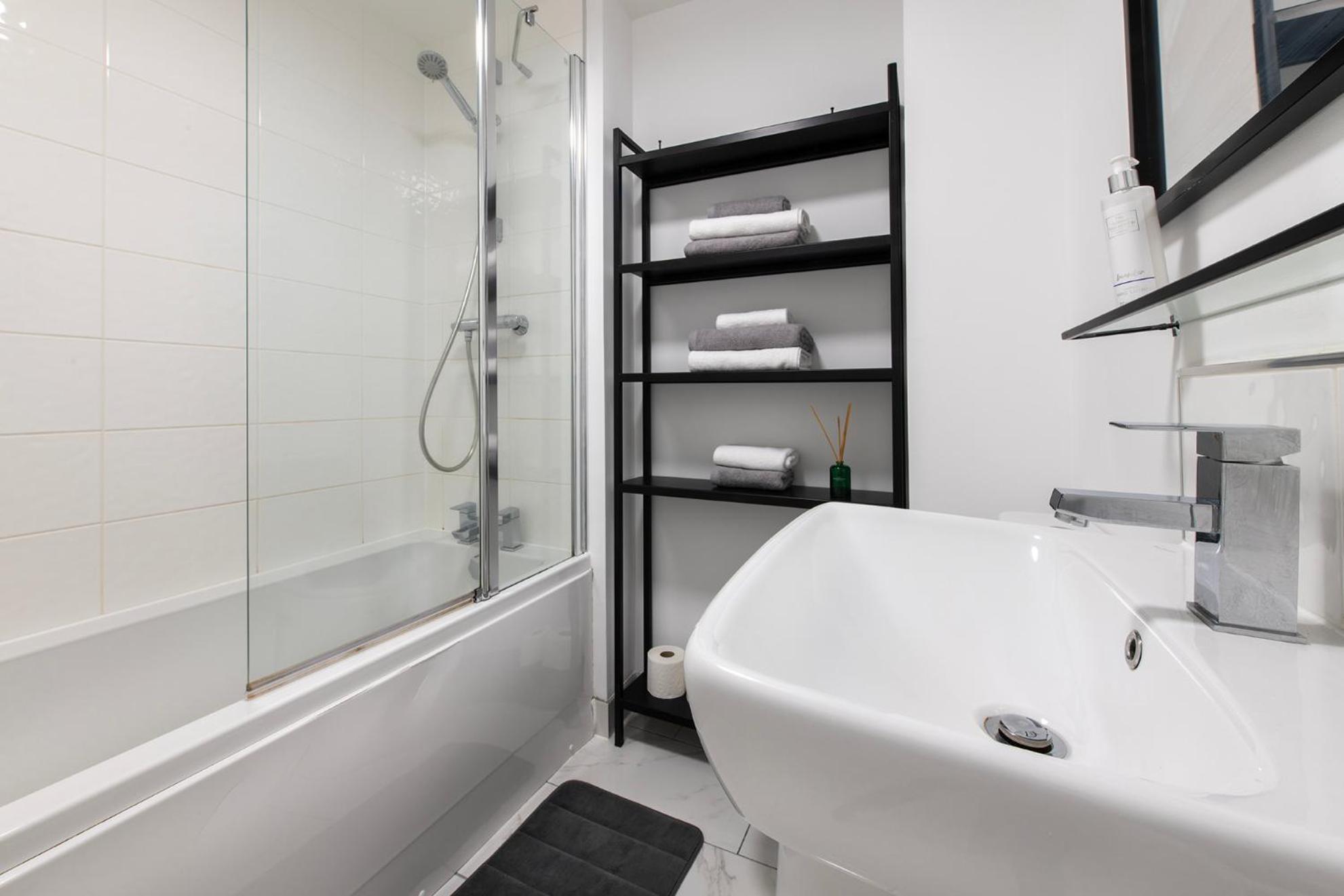 Luxury 4 Bedroom Townhouse With Free Parking *