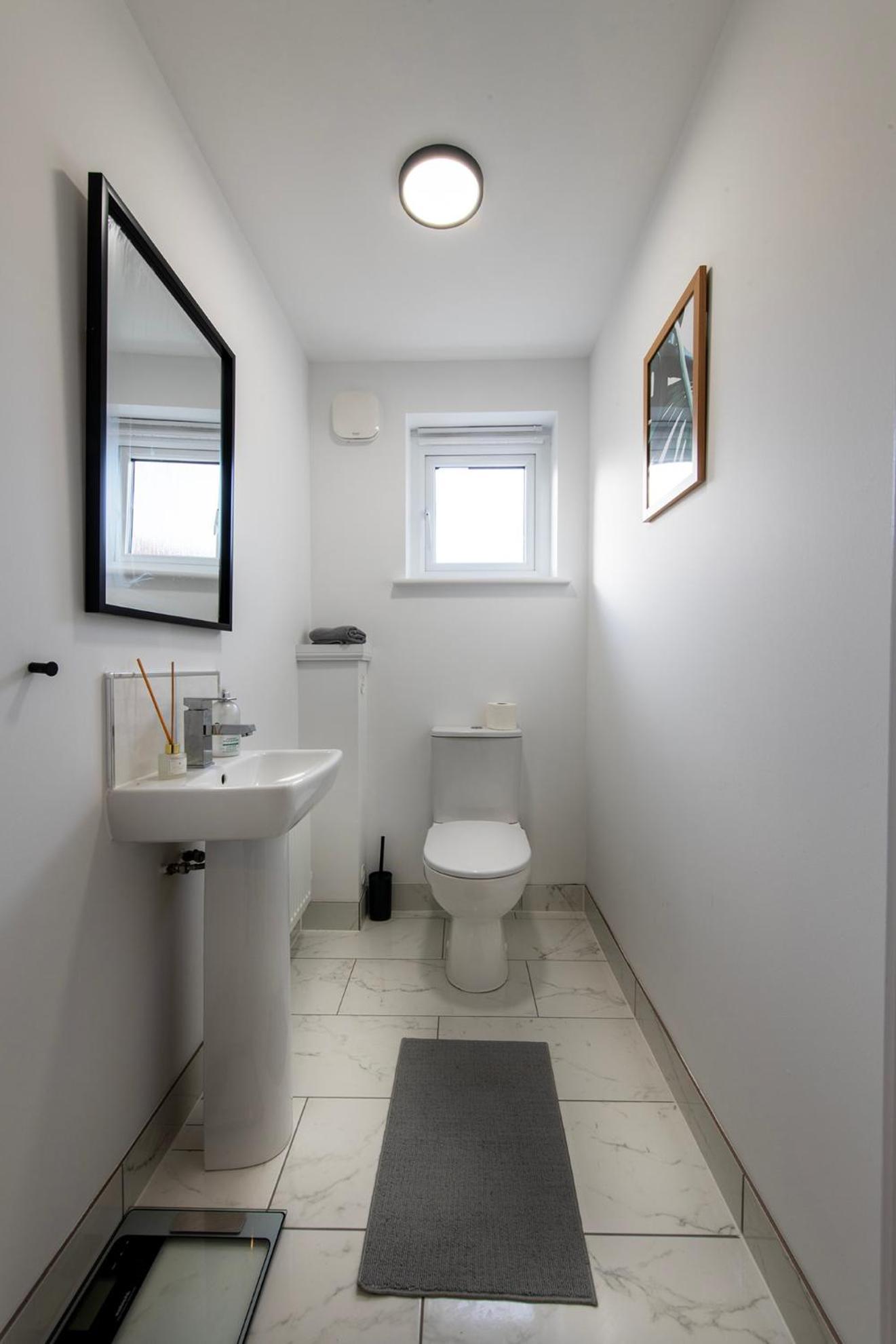 Luxury 4 Bedroom Townhouse With Free Parking Apartment *