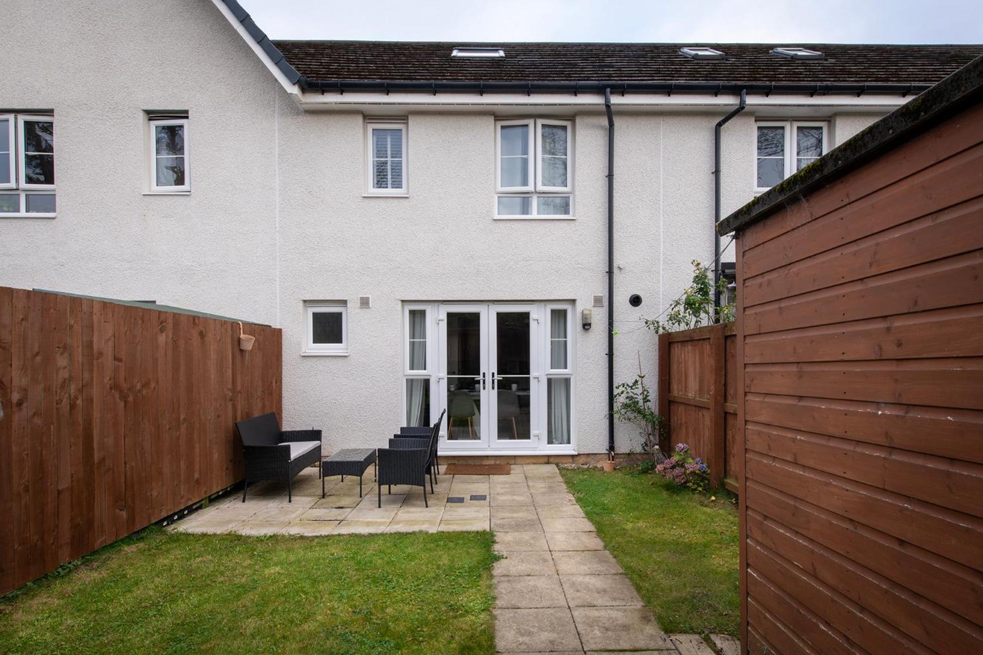 Luxury 4 Bedroom Townhouse With Free Parking Apartment *