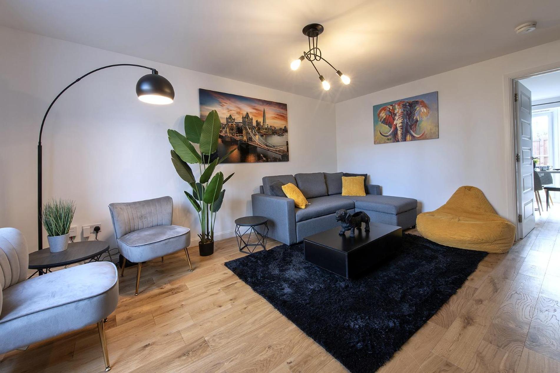 Luxury 4 Bedroom Townhouse With Free Parking Apartment *