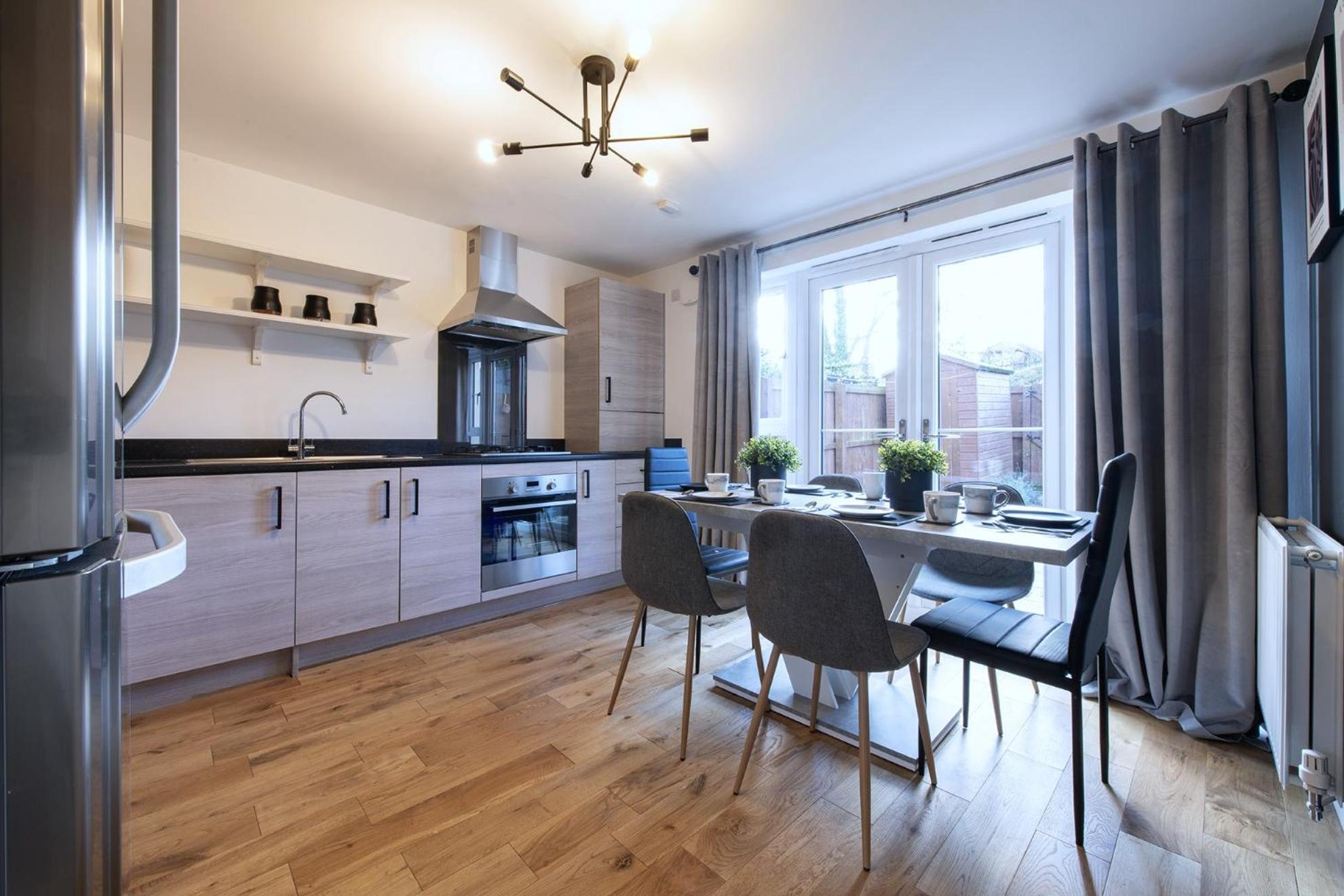 Luxury 4 Bedroom Townhouse With Free Parking *