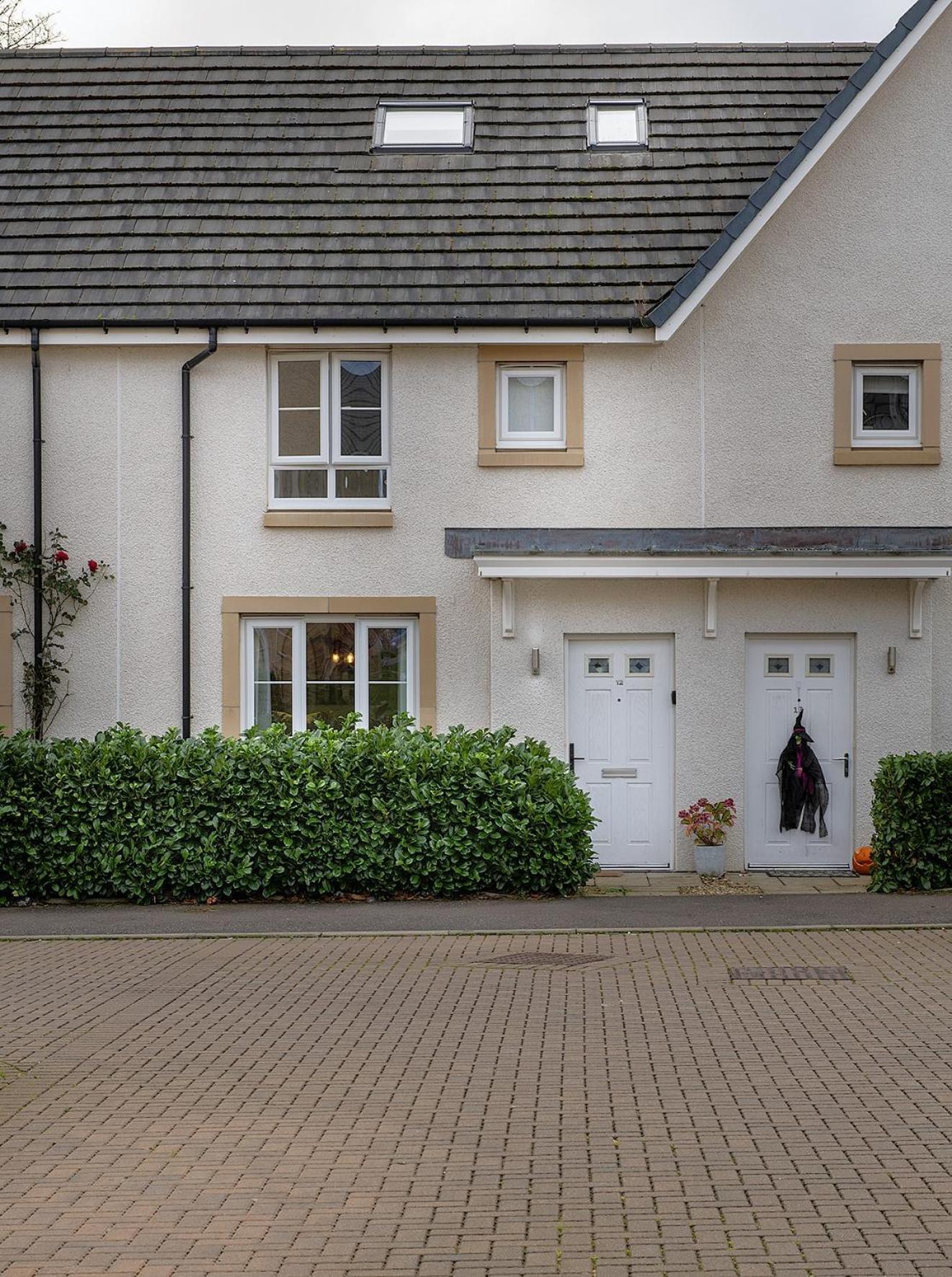 Luxury 4 Bedroom Townhouse With Free Parking Apartment