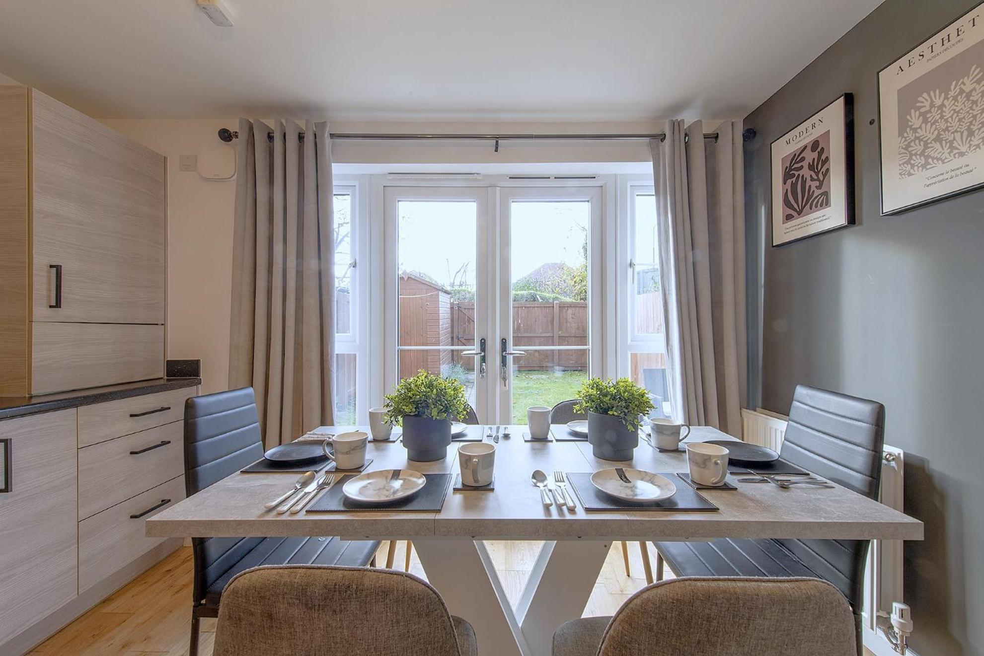 Apartment Luxury 4 Bedroom Townhouse With Free Parking *