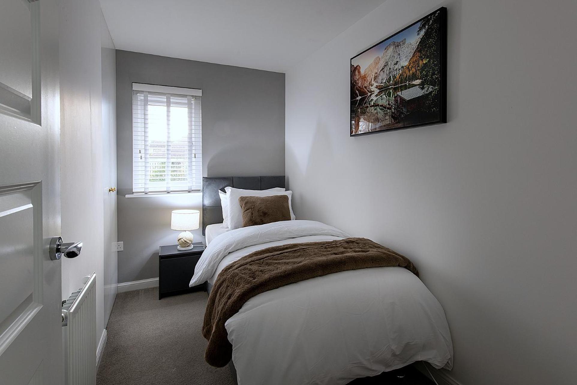Luxury 4 Bedroom Townhouse With Free Parking *
