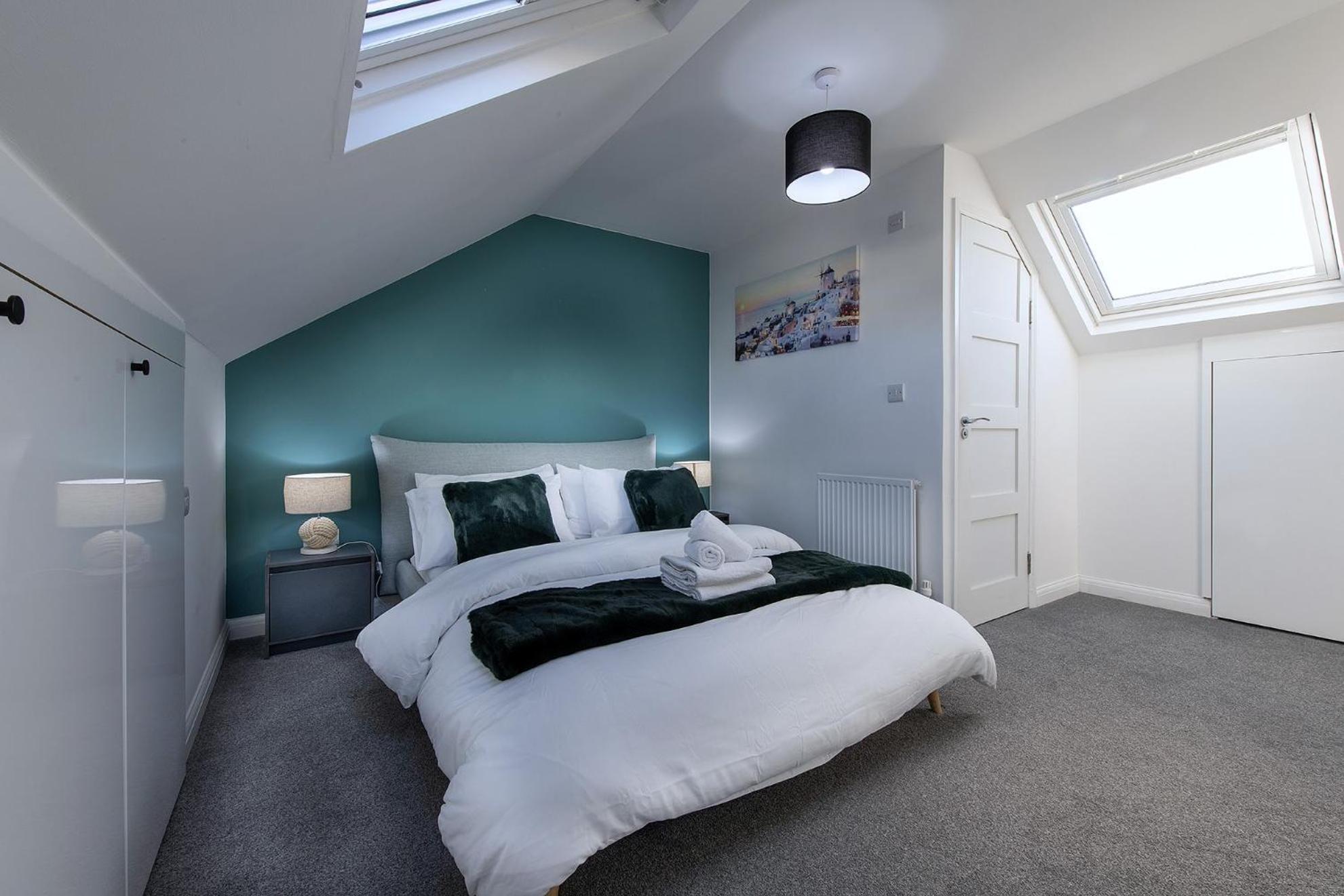Luxury 4 Bedroom Townhouse With Free Parking Apartment