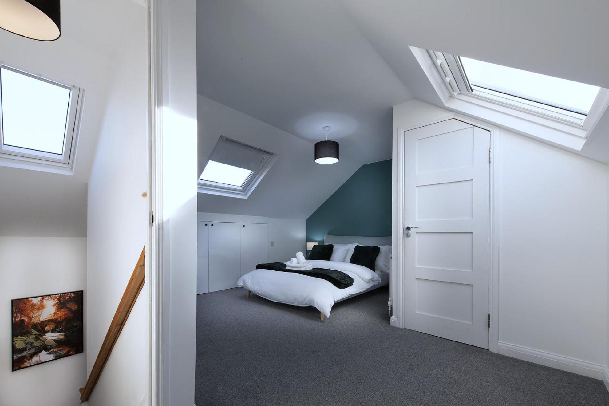 Luxury 4 Bedroom Townhouse With Free Parking Apartment *
