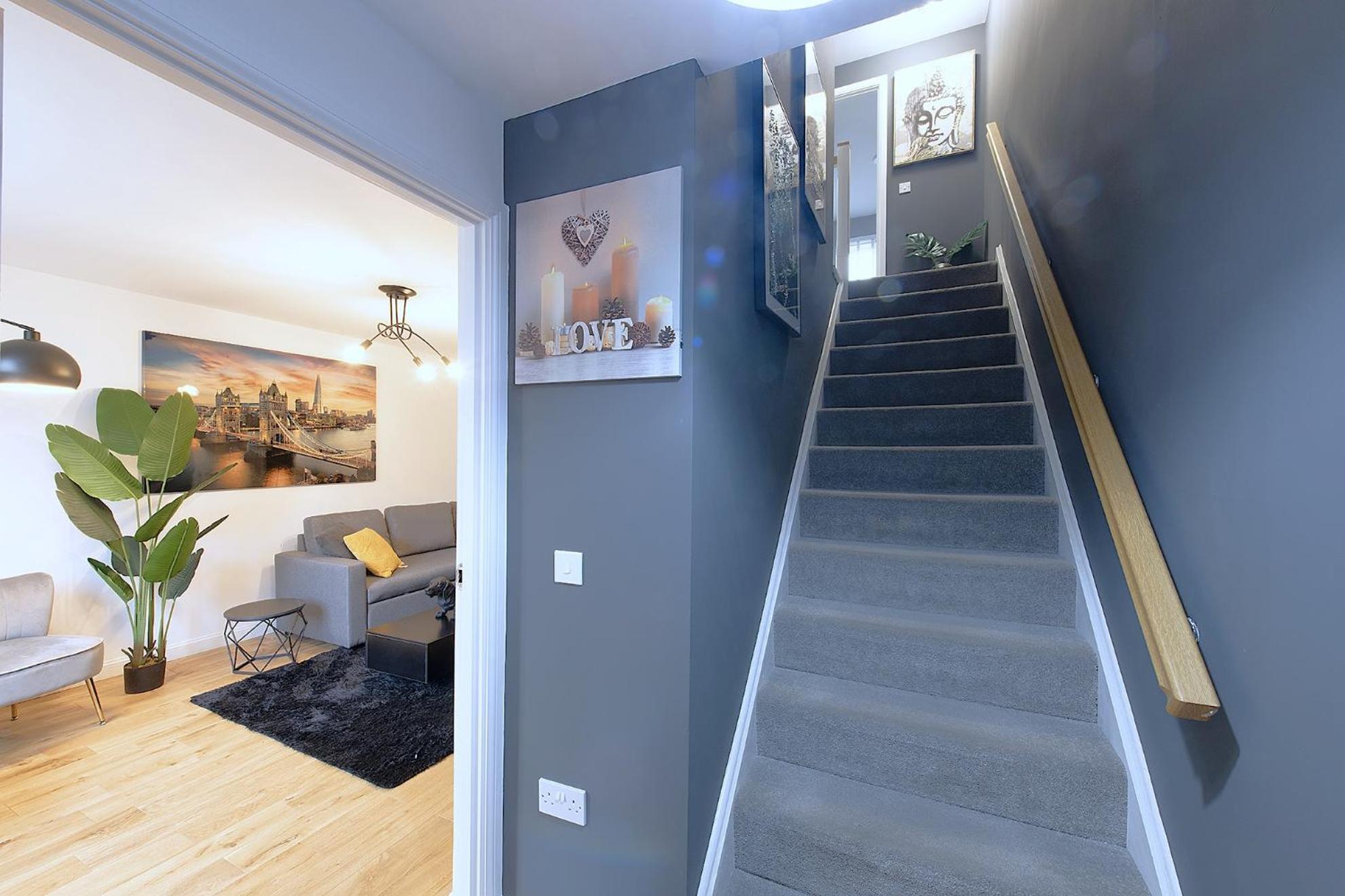 Luxury 4 Bedroom Townhouse With Free Parking *