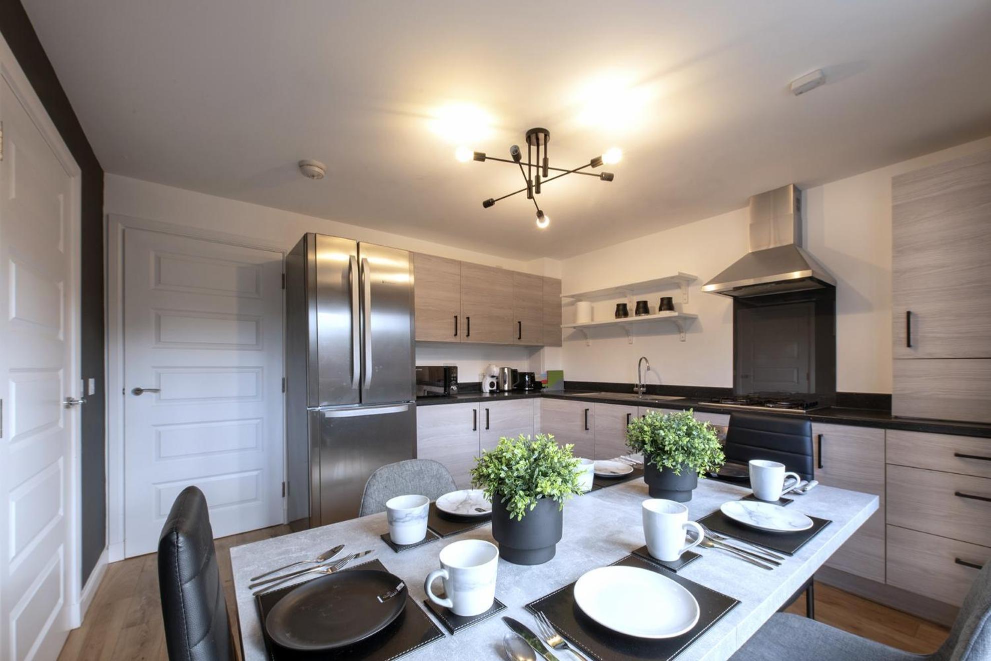 Luxury 4 Bedroom Townhouse With Free Parking Apartment