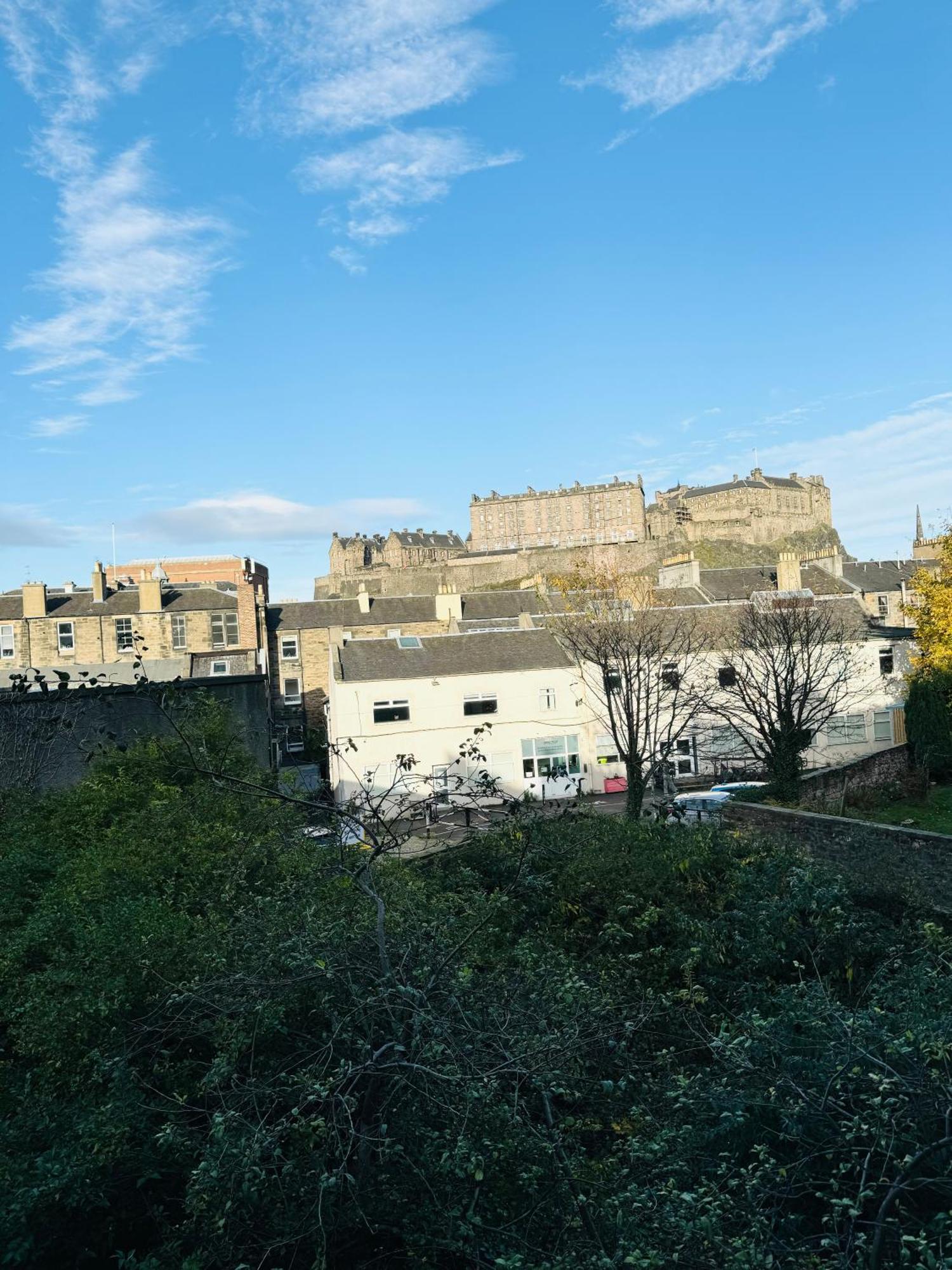 3 Bedroom With Castle Views Apartment *
