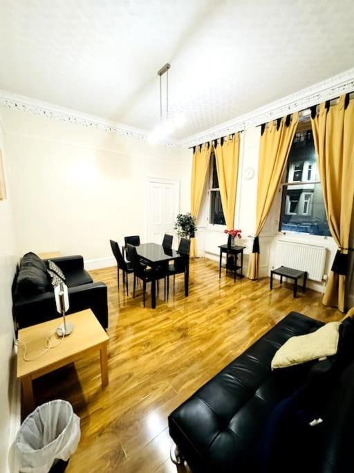 2 Bed Flat In Edinburgh