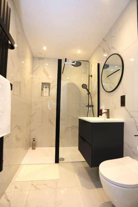 Cosy Apartment, Free Street Parking *