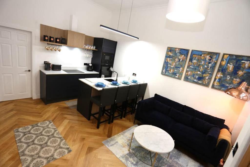 Apartment Cosy Apartment, Free Street Parking