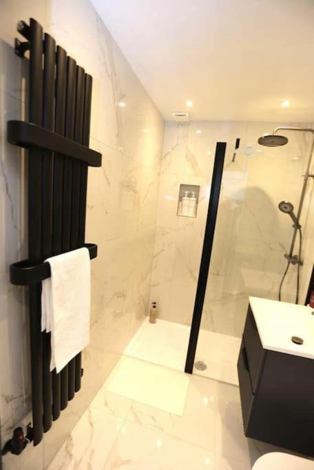 Cosy Apartment, Free Street Parking *