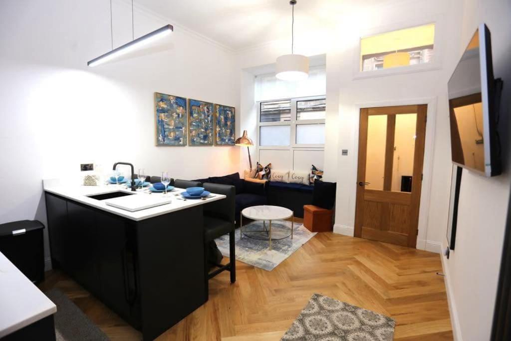 Apartment Cosy Apartment, Free Street Parking
