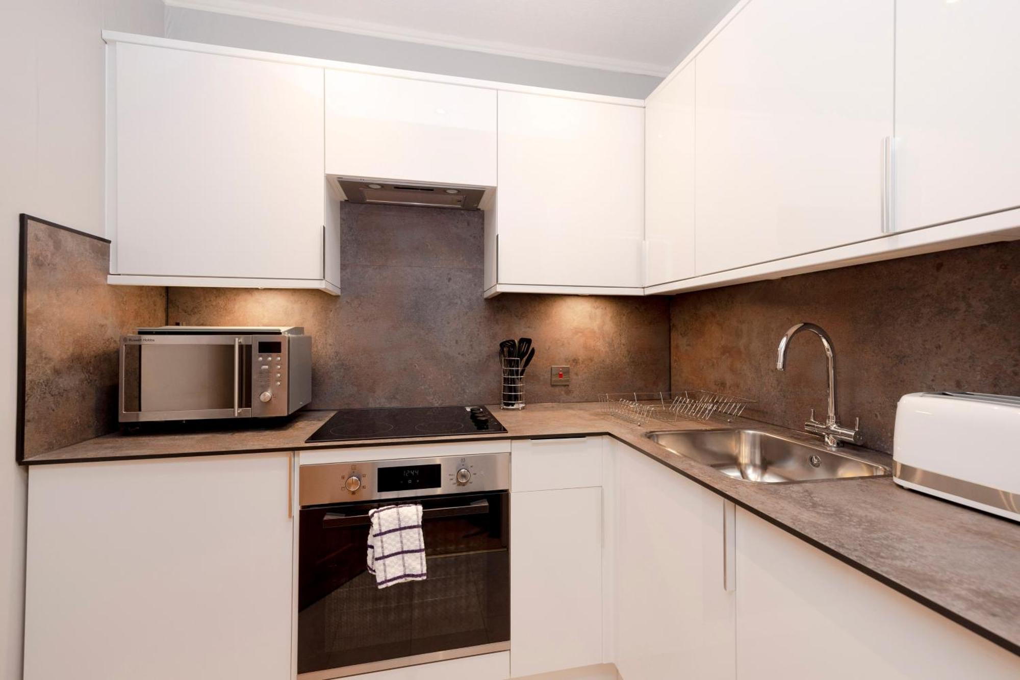 Haymarket Modern Flat For 2 Guests