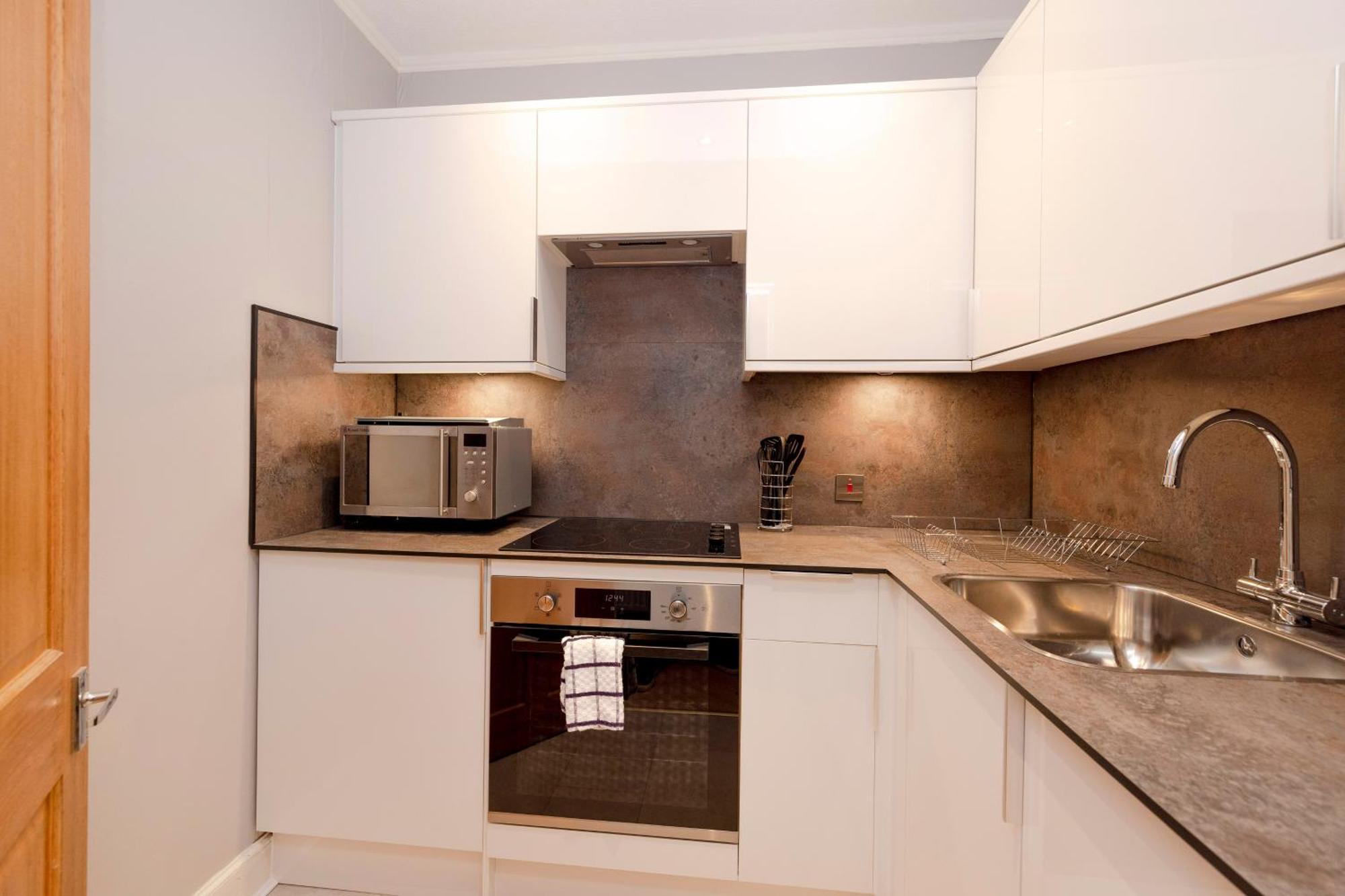 Haymarket Modern Flat For 2 Guests * Edinburgh