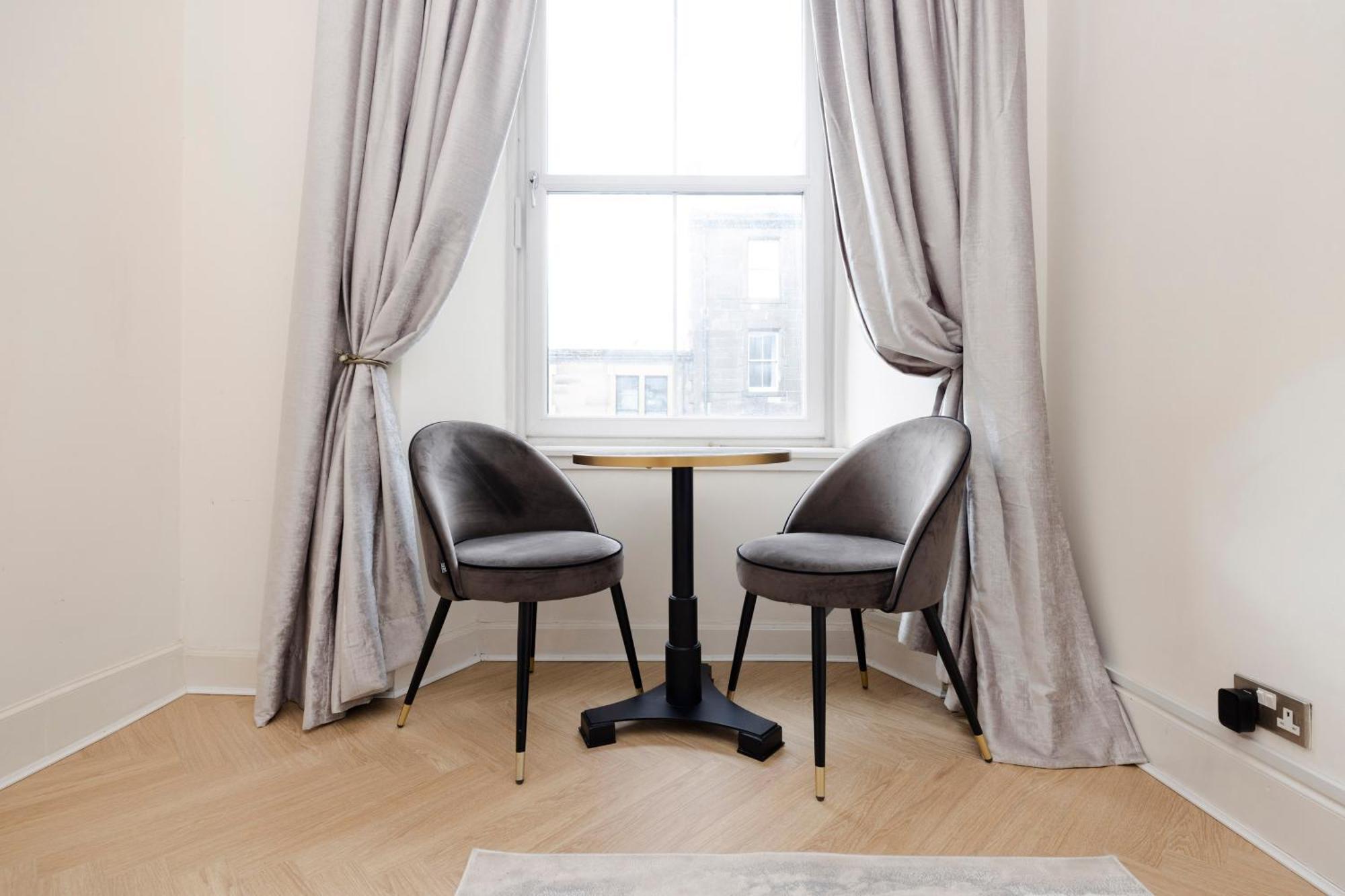 Haymarket Modern Flat For 2 Guests