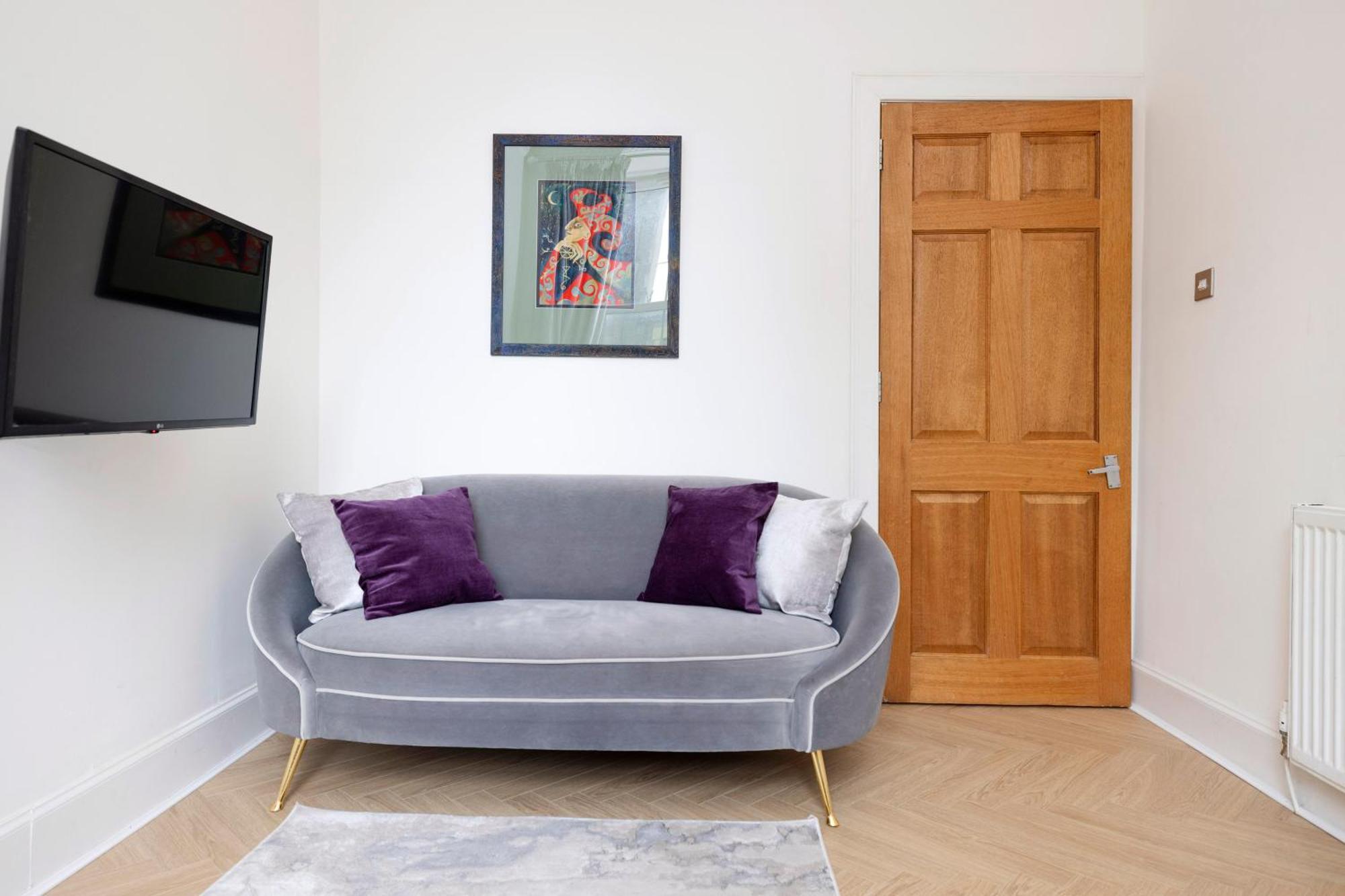 Haymarket Modern Flat For 2 Guests