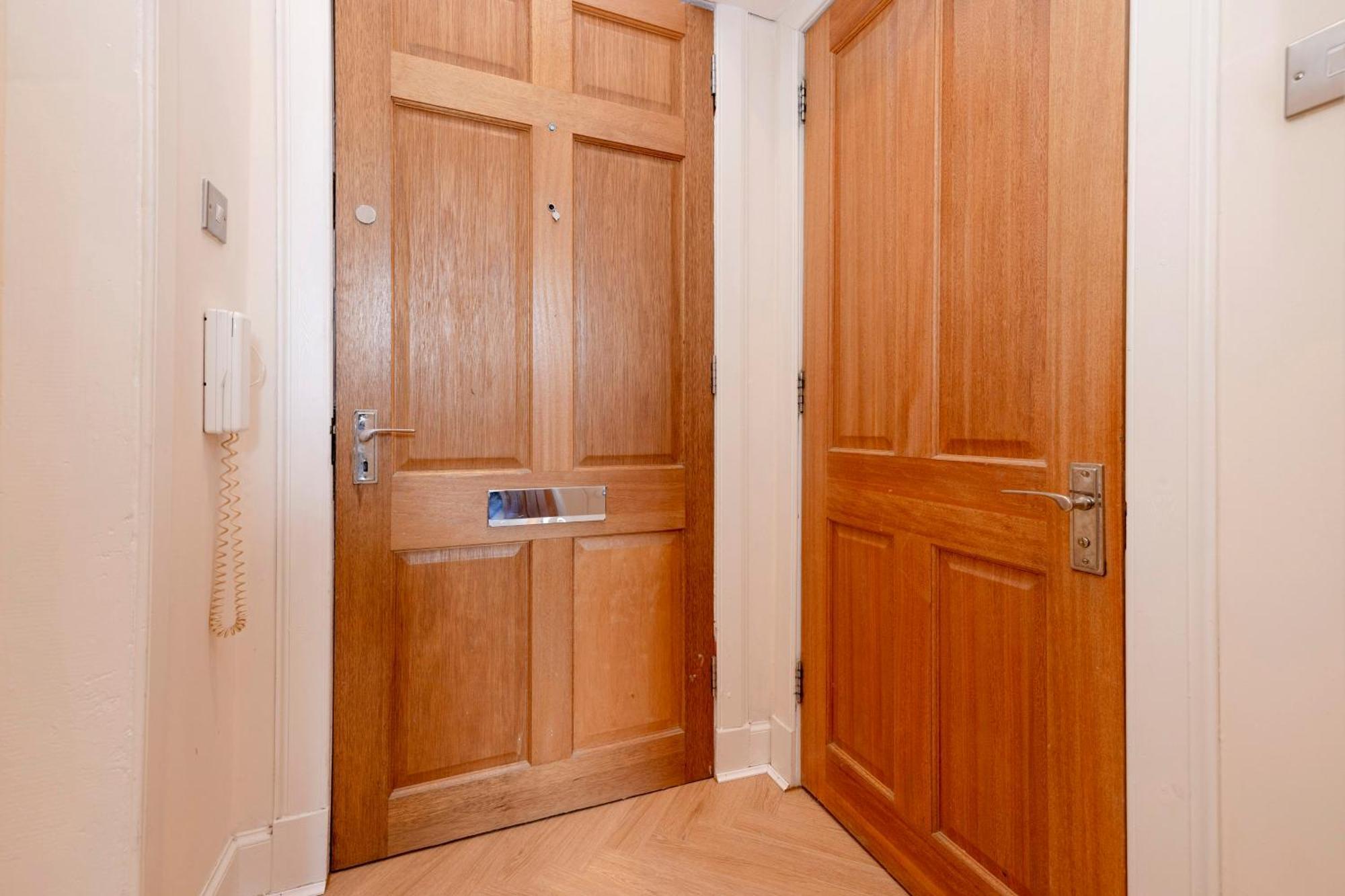 Haymarket Modern Flat For 2 Guests * Edinburgh