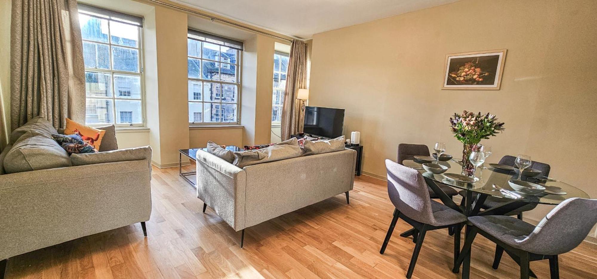 Royal Mile - Bright 2 Bedroom * Edinburgh
