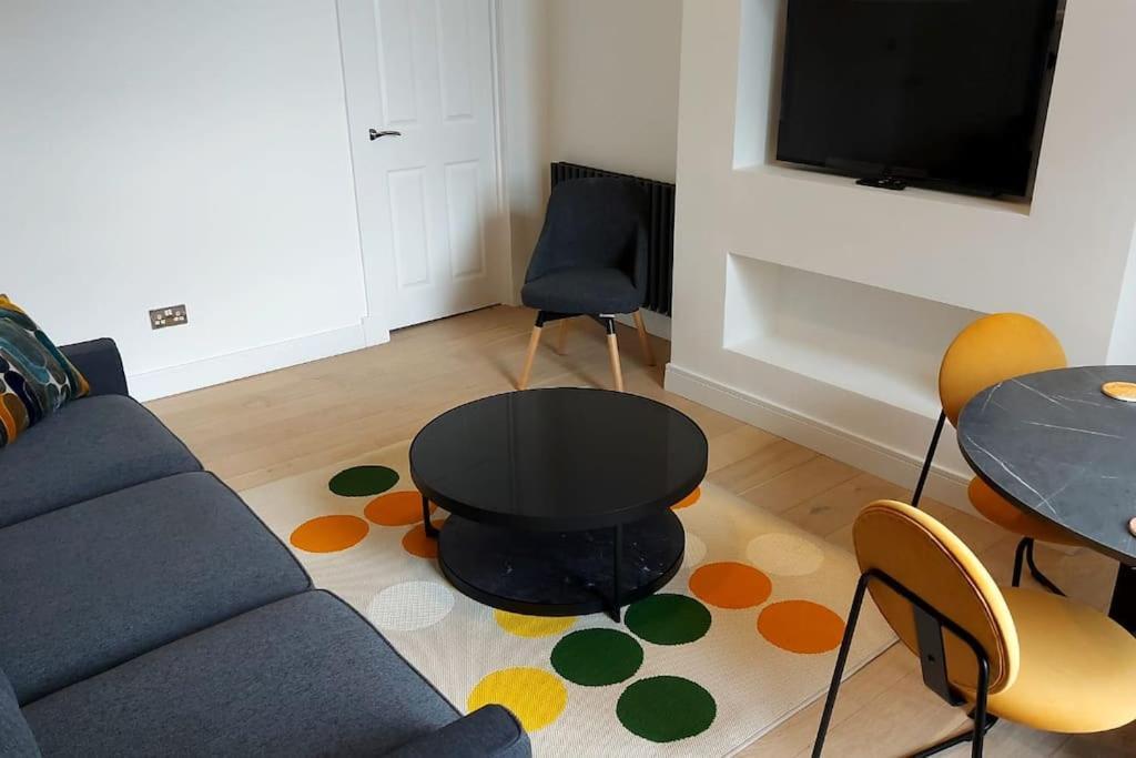 Modern Centre In Apartment *