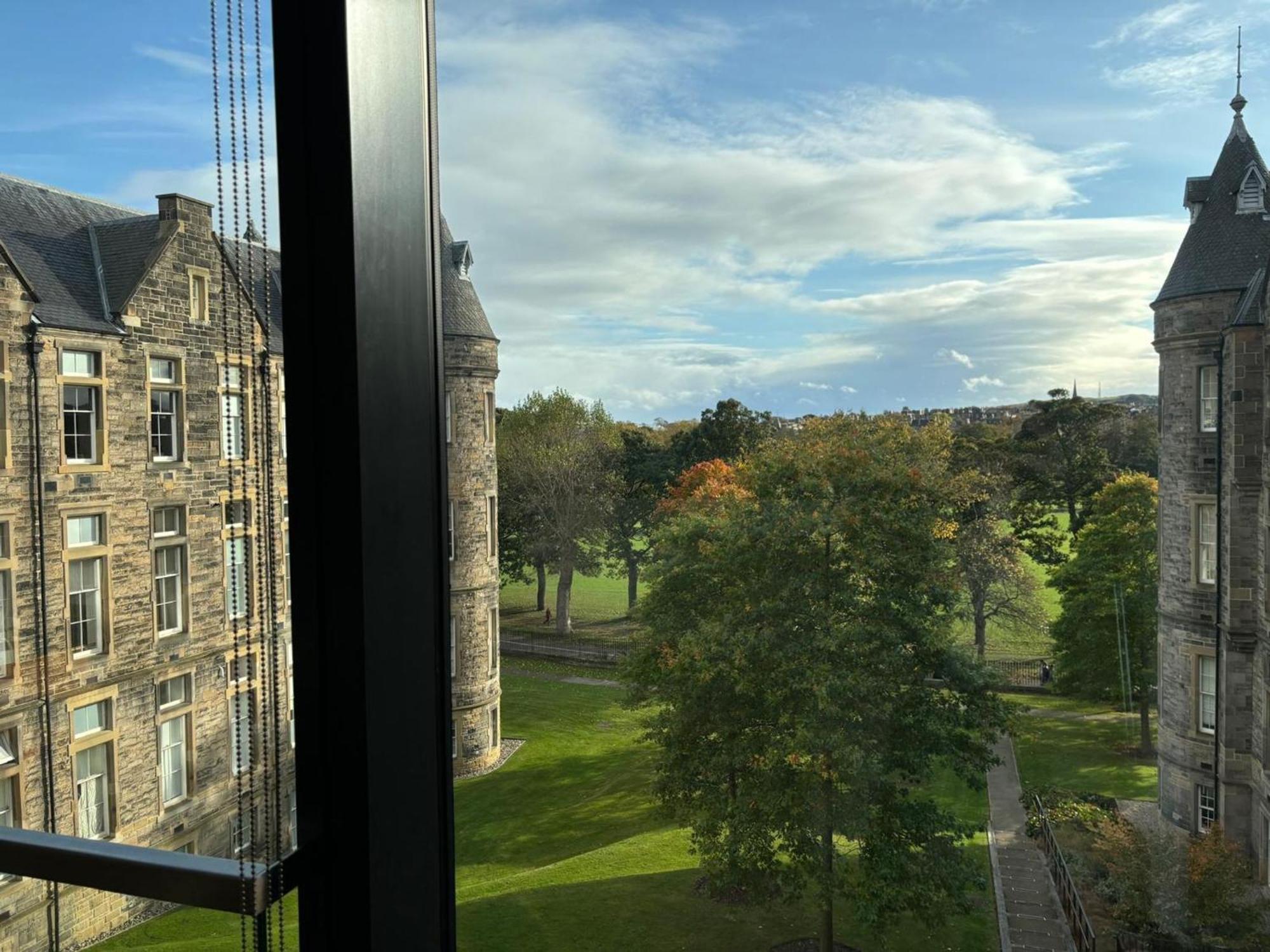 Stunning Park View Quartermile Close Proximity To Castle Edinburgh