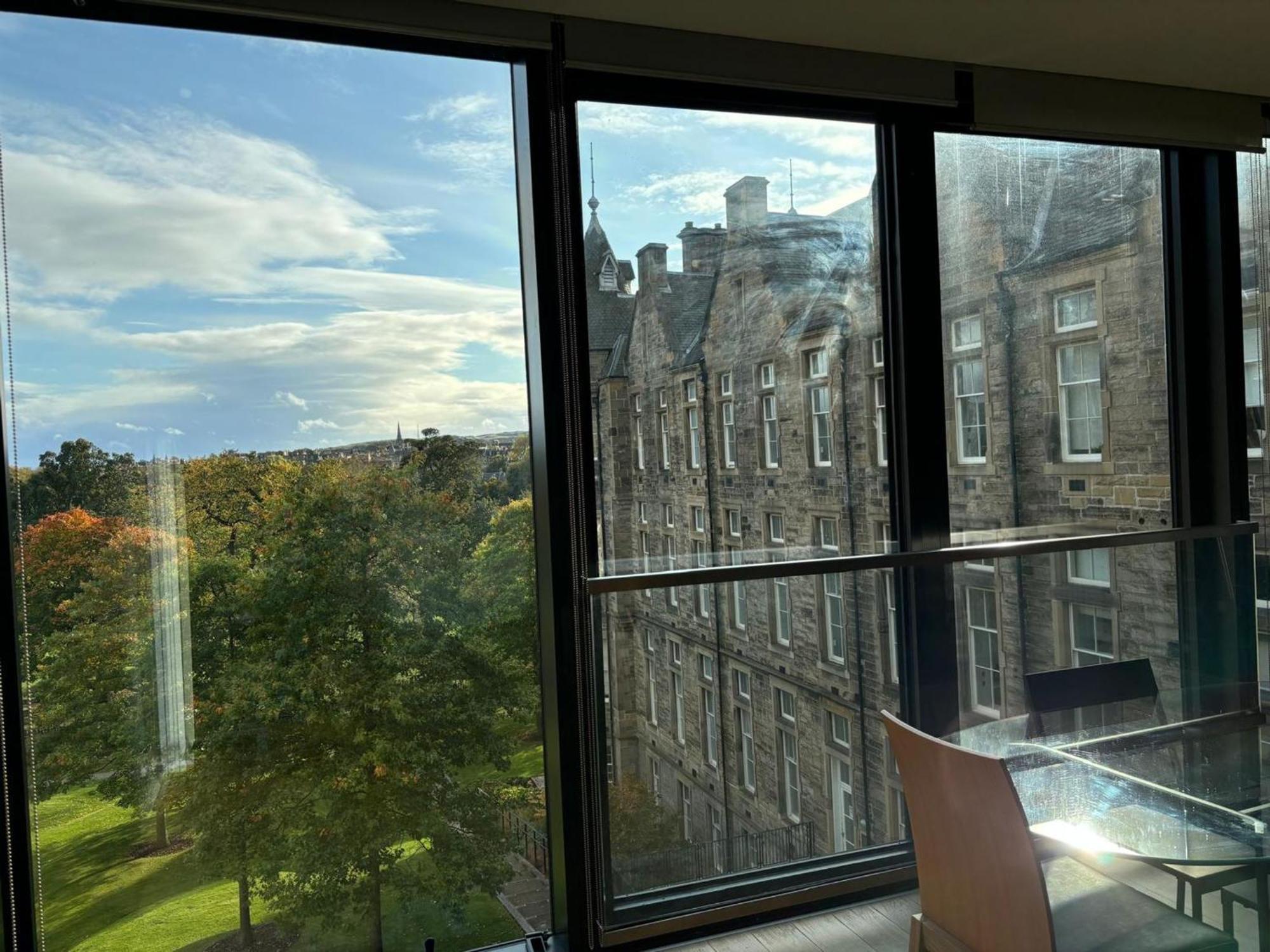 Stunning Park View Quartermile Close Proximity To Castle Edinburgh