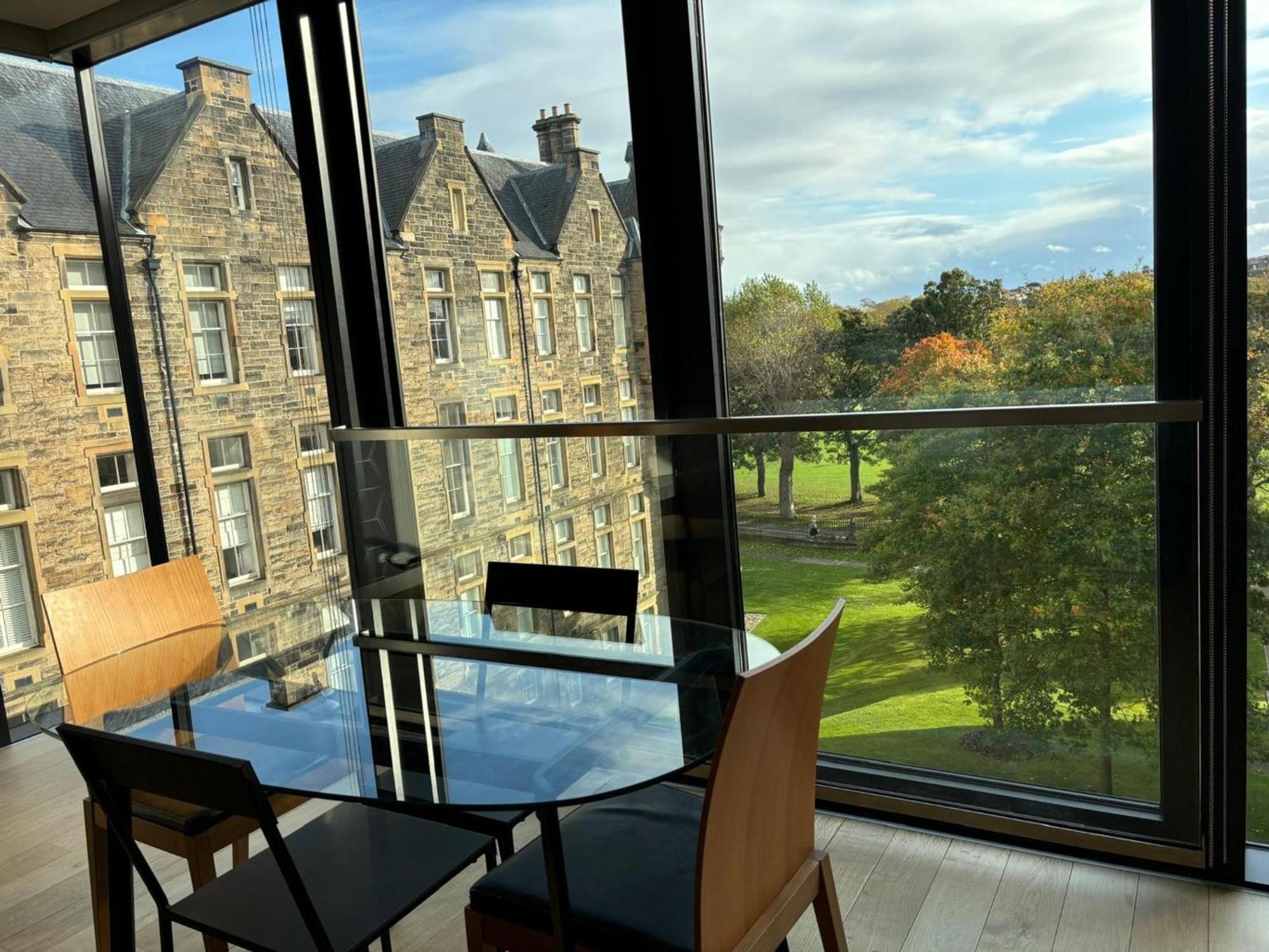 Stunning Park View Quartermile Close Proximity To Castle Edinburgh