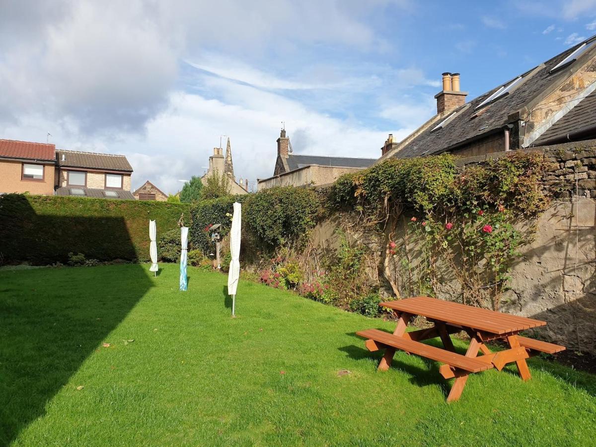 Modern Flat Near Murrayfield Stadium, Sleeps 4 *