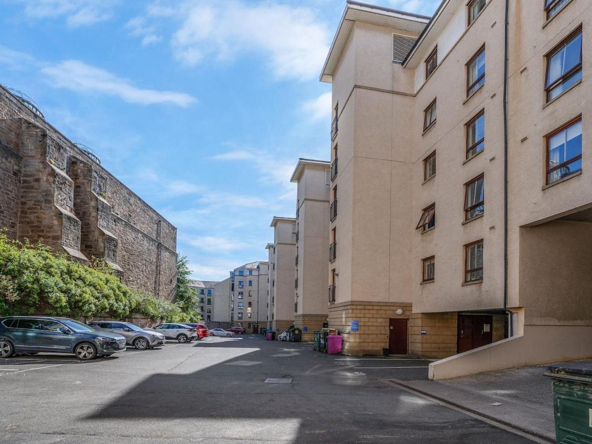 Modern 2 Bedroom In Centre Apartment *