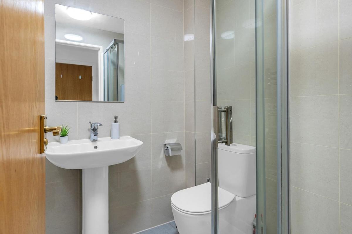 Modern 2 Bedroom In Centre *