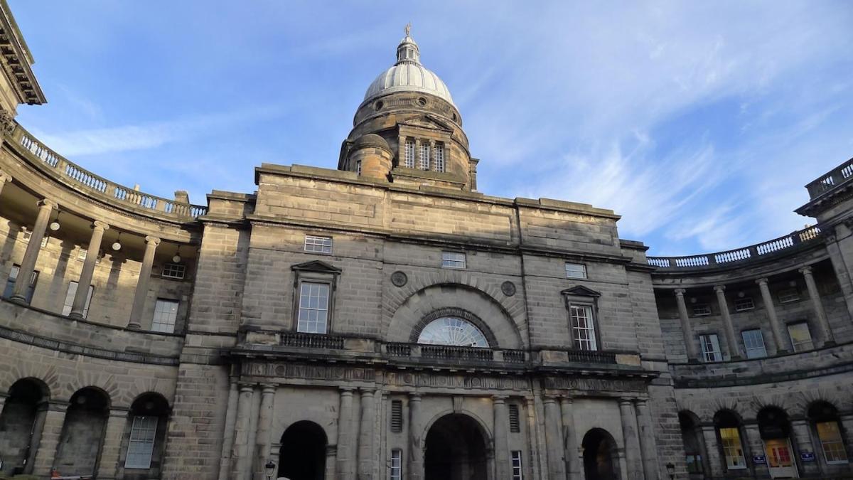 Modern 2 Bedroom In Centre Edinburgh
