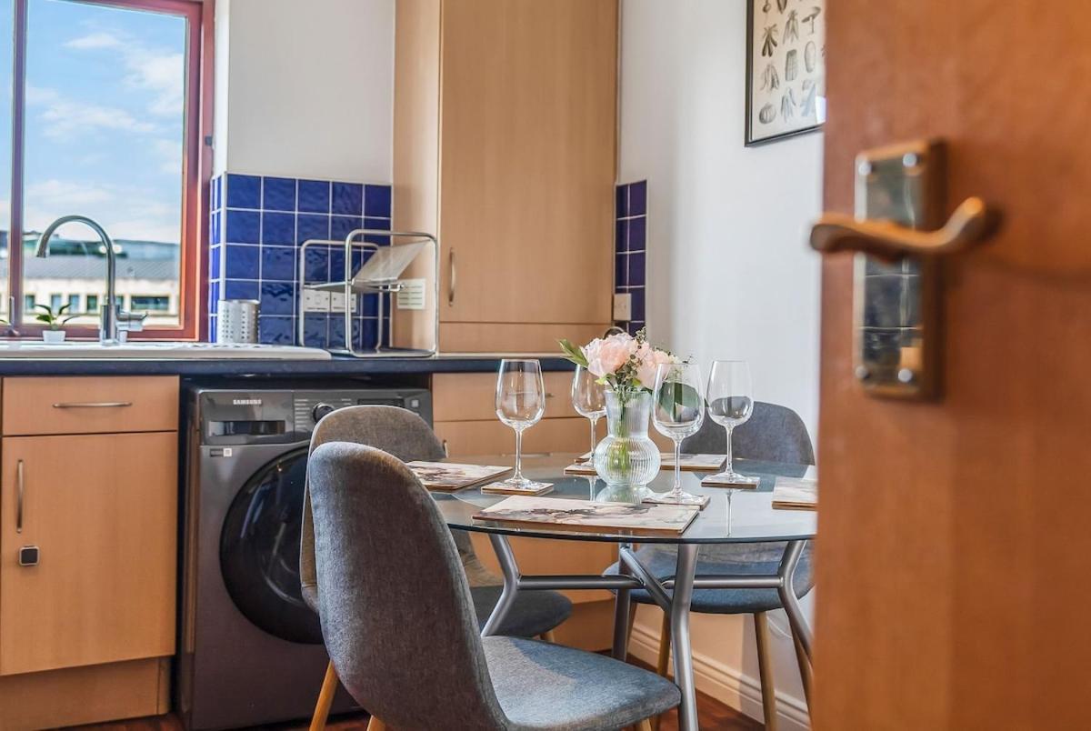 Modern 2 Bedroom In Centre * Edinburgh
