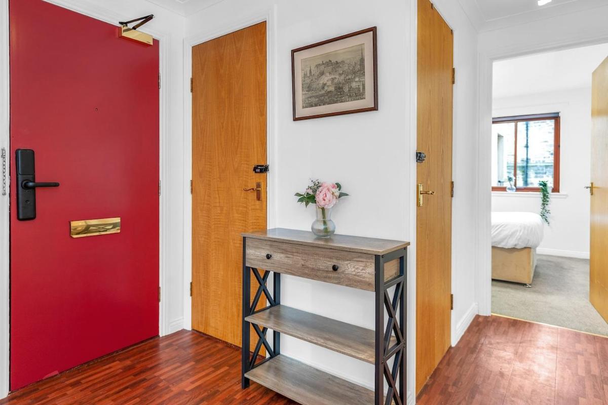 Modern 2 Bedroom In Centre Apartment *