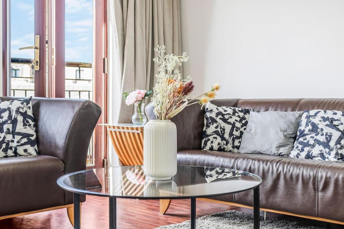 Modern 2 Bedroom In Centre *