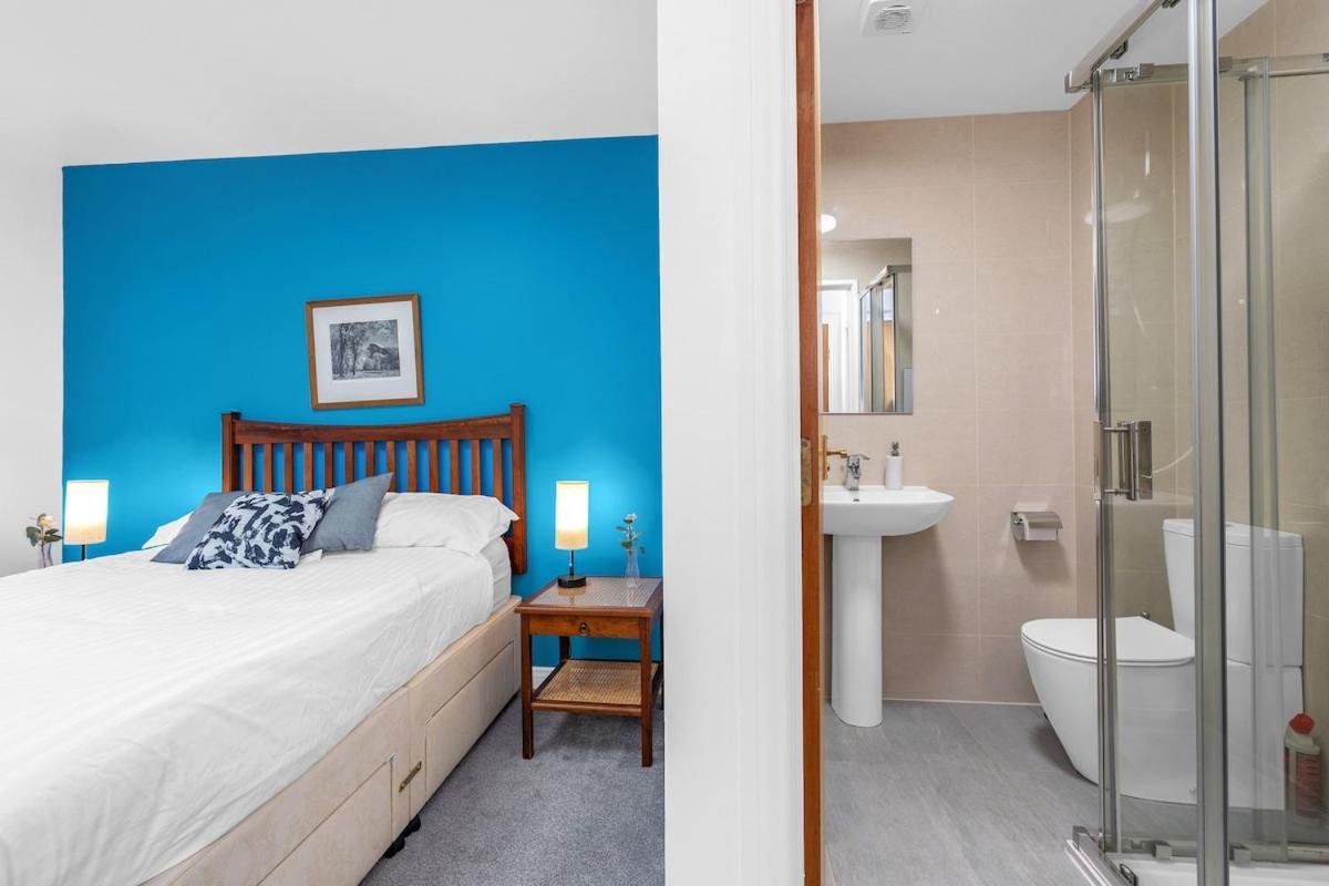 Modern 2 Bedroom In Centre Apartment