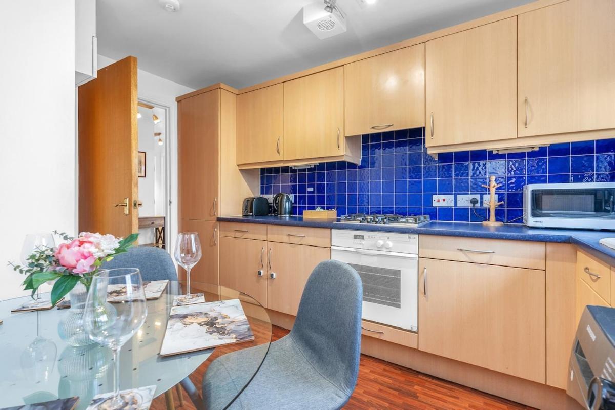 Modern 2 Bedroom In Centre Apartment *