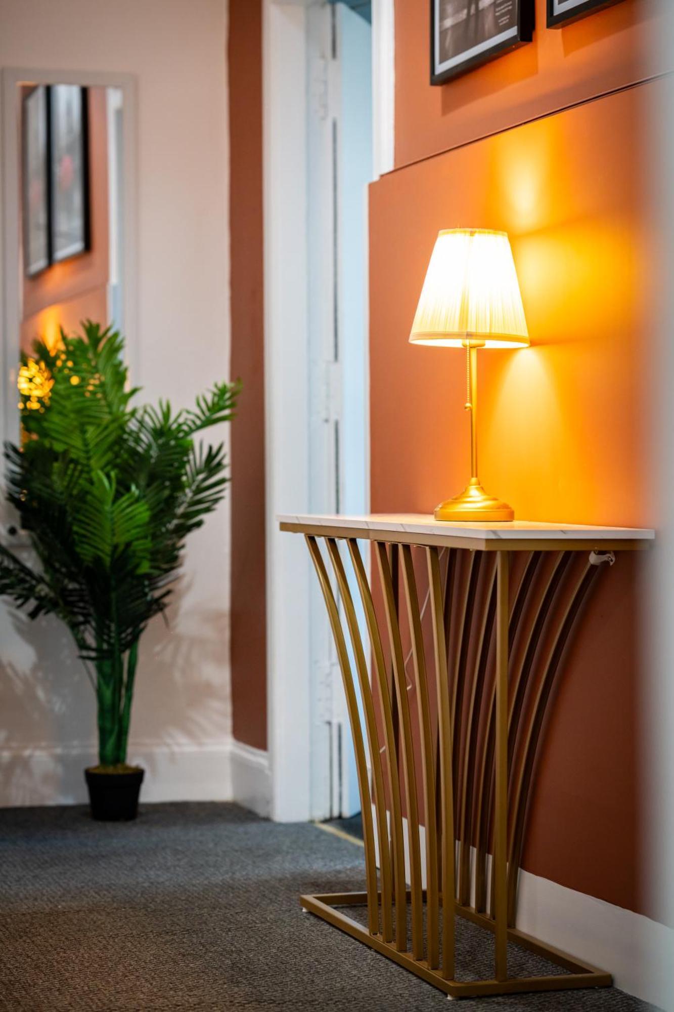 Stylish 3br, Next To Tram Stop, Near Princes St & Ocean Terminal, Sleeps 7 *