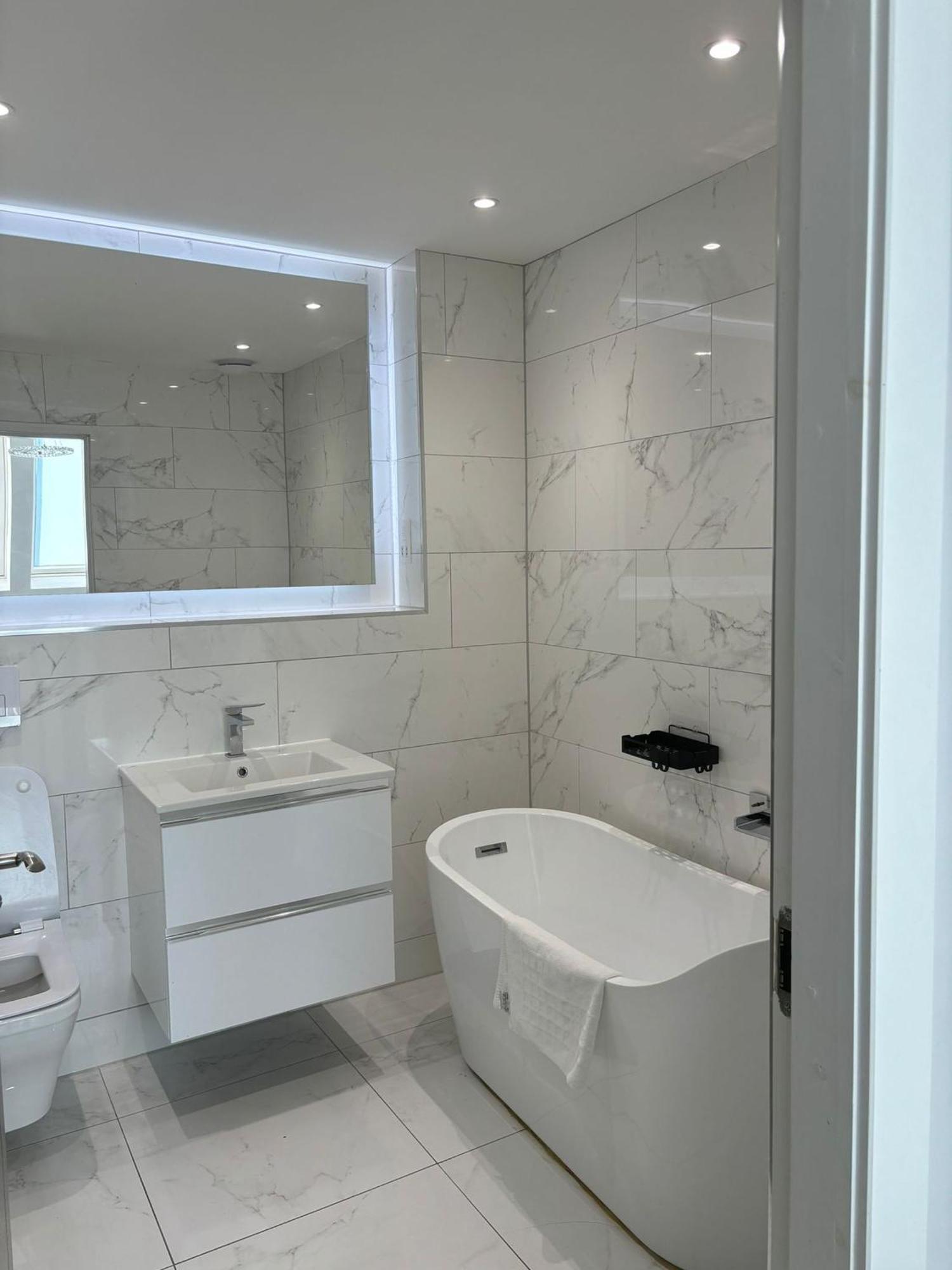 Breathtaking 5 Bedroom Townhouse In Murrayfield Location, Free Parking
