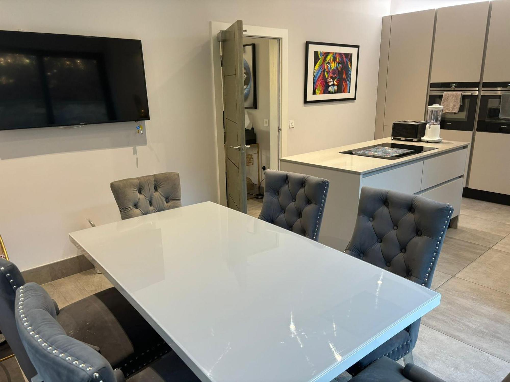 Breathtaking 5 Bedroom Townhouse In Murrayfield Location, Free Parking Villa *