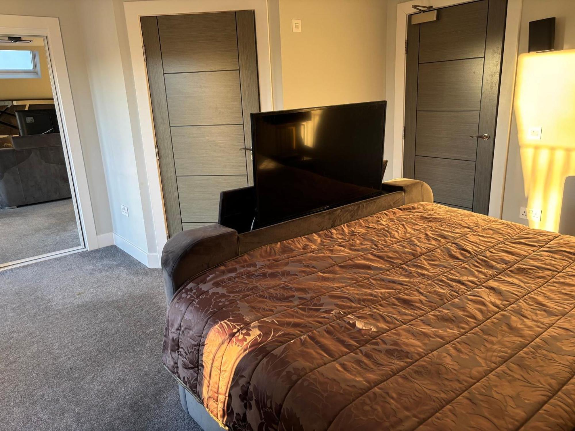Breathtaking 5 Bedroom Townhouse In Murrayfield Location, Free Parking
